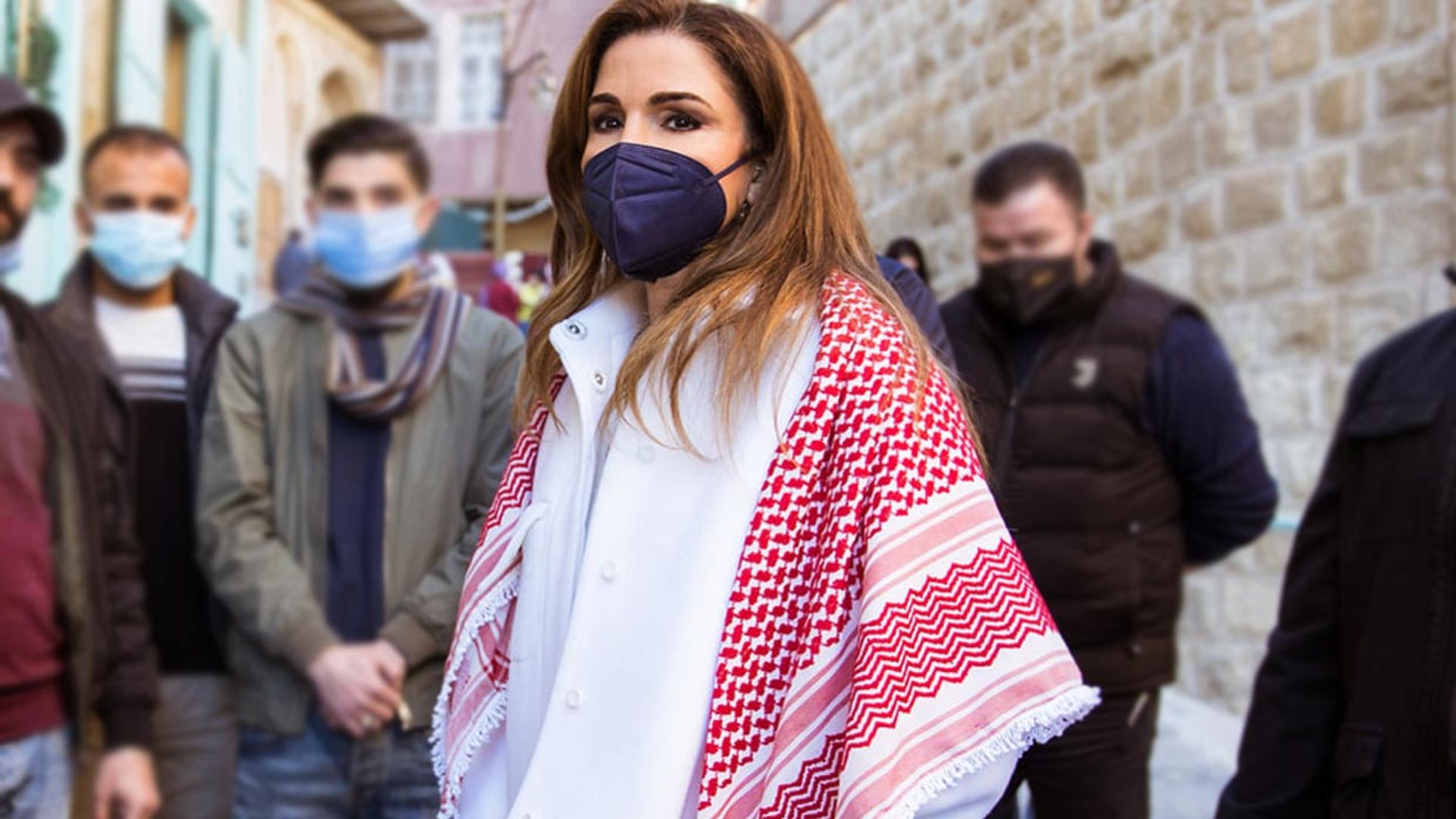 Rania, la 'royal' más moderna con sus vaqueros pitillo y unas zapatillas de plataforma