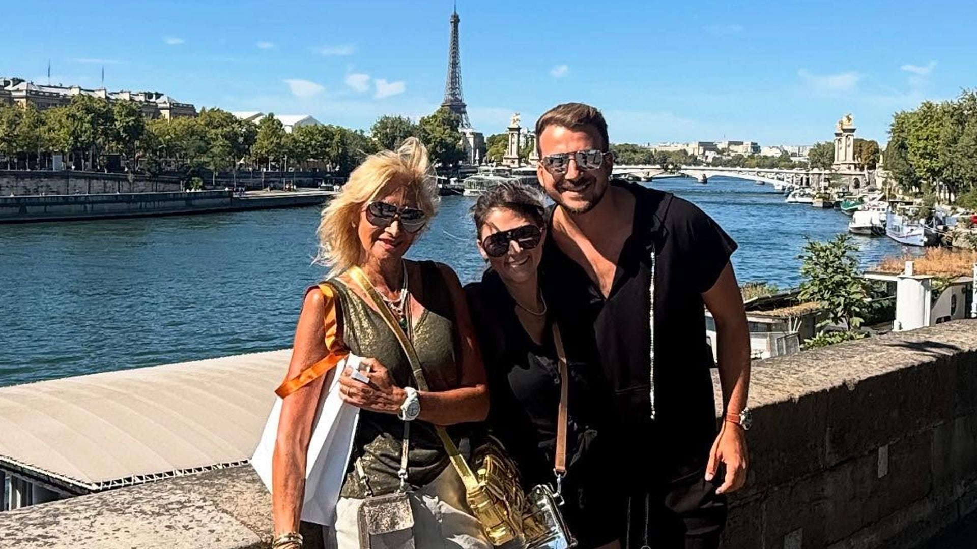 Adela Micha con su yerno y su hija en el río Sena