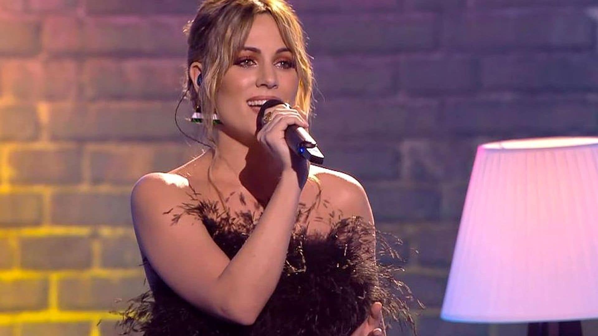 Edurne versiona el look de plumas más seductor de doña Letizia