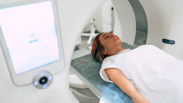 Mujer embarazada haciéndose una resonancia magnética