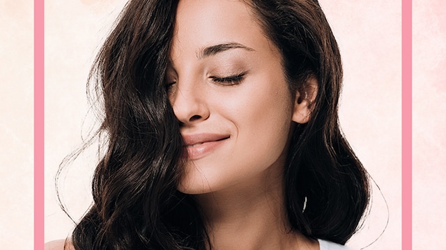 Creatividad con rostro de mujer morena sobre fondo rosa