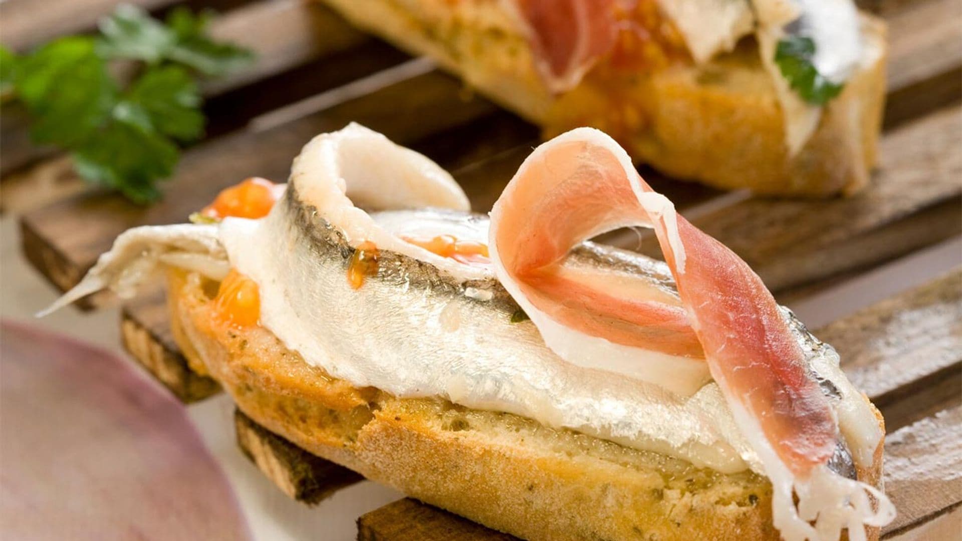 Canapé de boquerones en vinagre, jamón y tomate