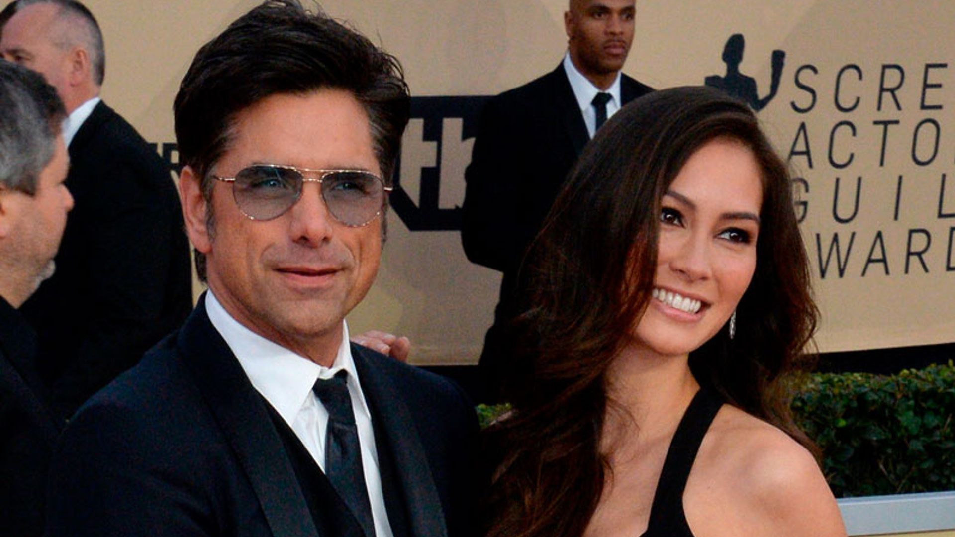 El original debut de alfombra roja de John Stamos y su prometida como futuros papás