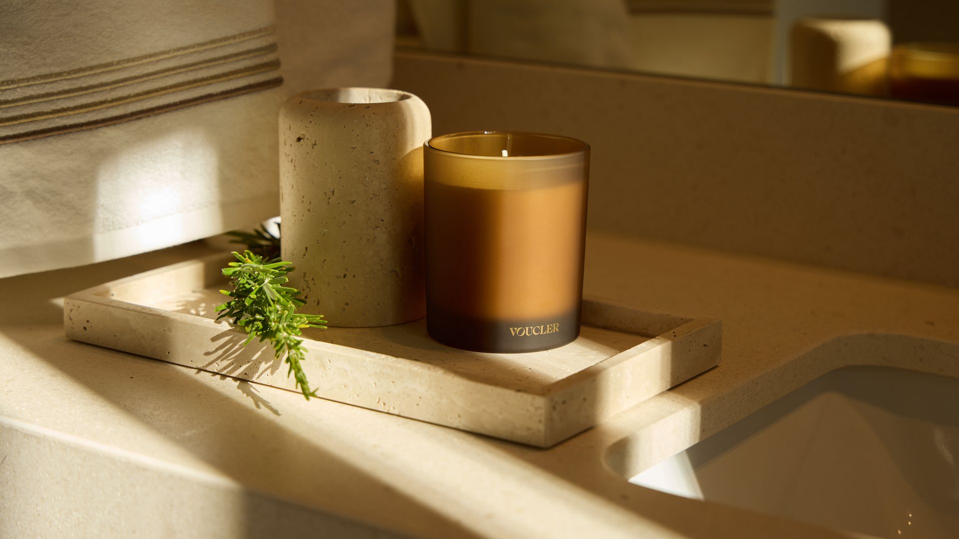 Detalle de vela aromática en el baño