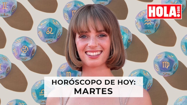 Maya Hawke con los dados del zodiaco de fondo.