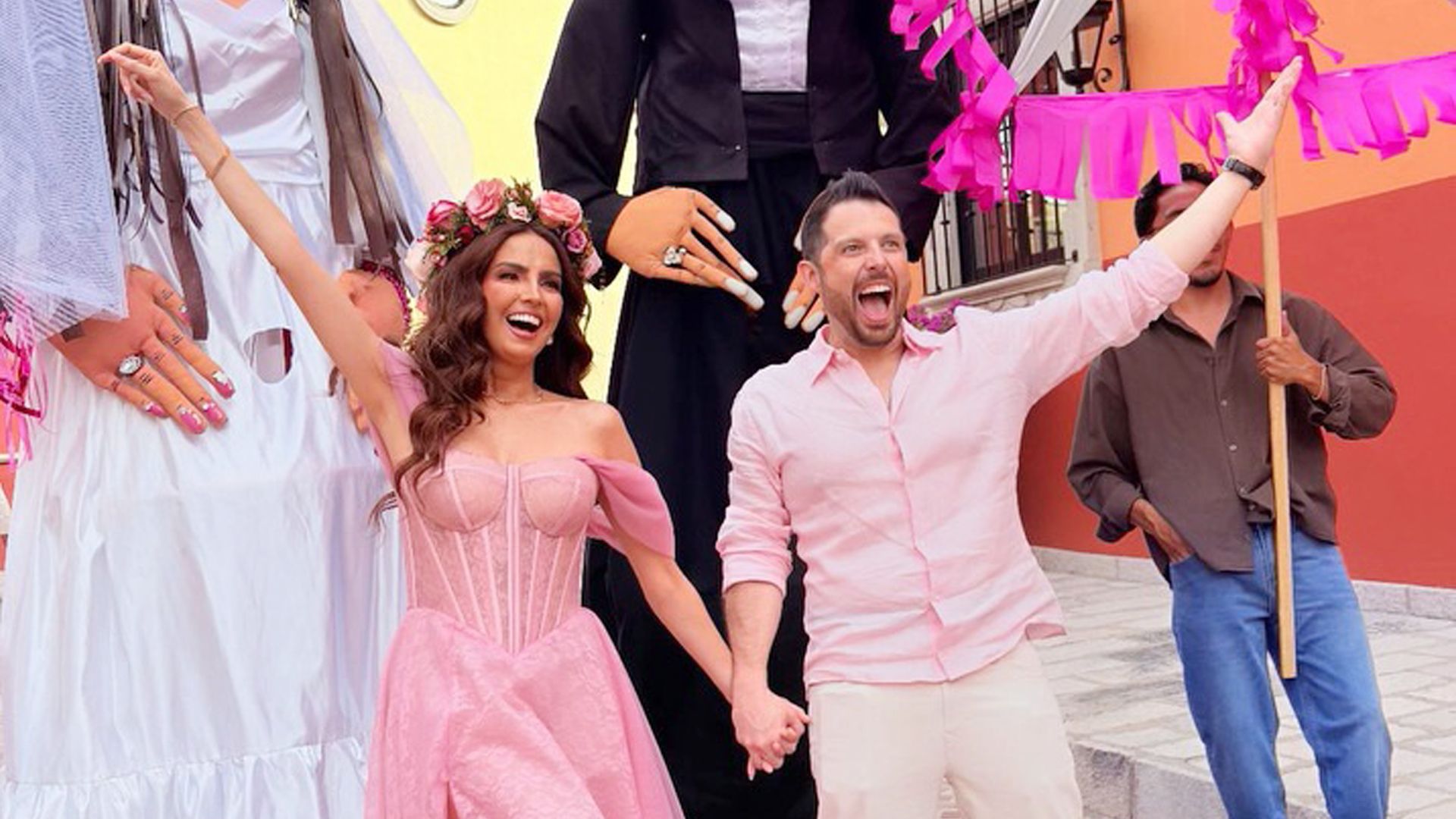 Karla Díaz y Daniel Dayz celebran el inicio de su 'pinky boda' con una callejoneada en San Miguel de Allende 