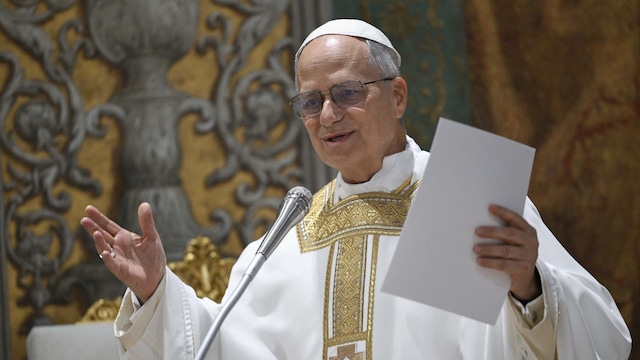 El Papa León XIV celebrando su primera homilía como pontífice