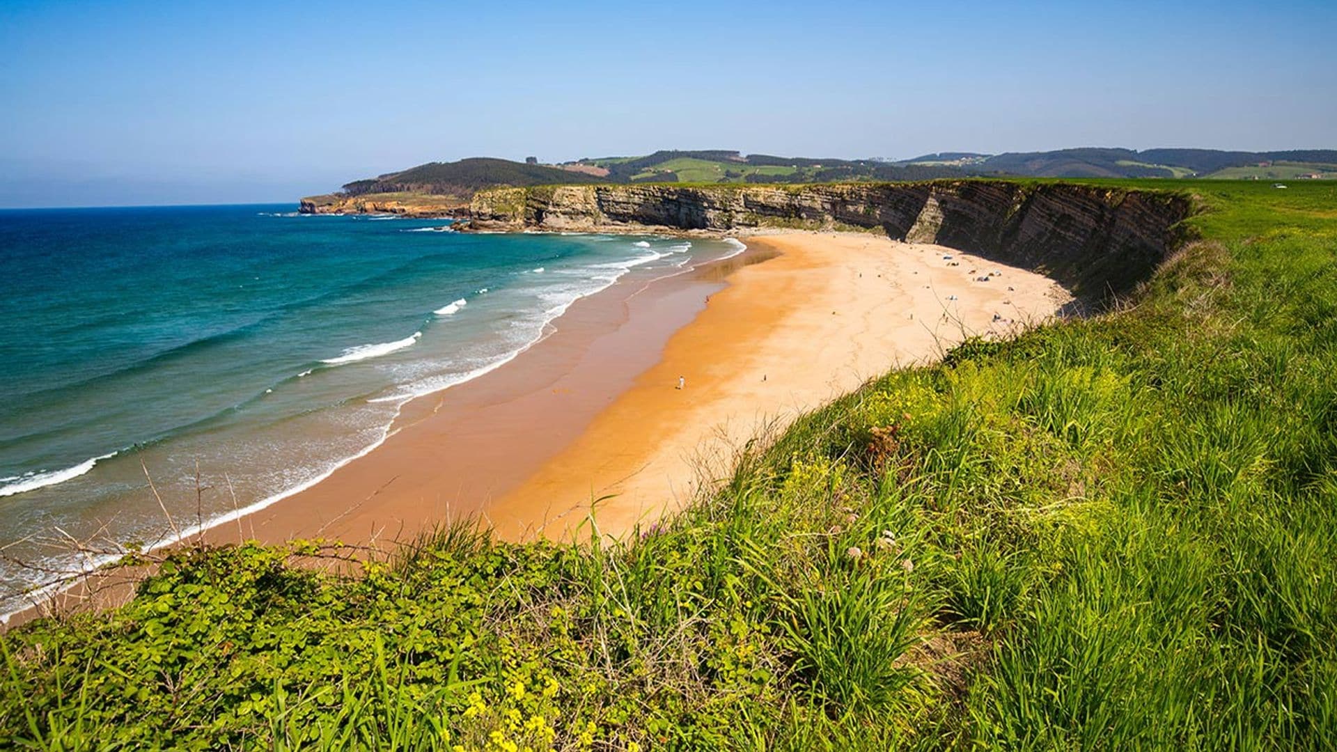 Playa de Langre, cuando los prados verdes se asoman al mar