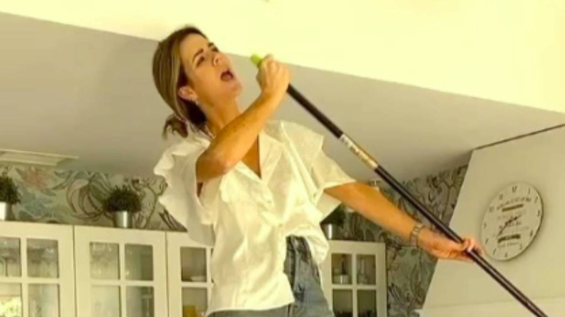 Amelia Bono emula a Freddie Mercury ¡sobre la encimera de la cocina!
