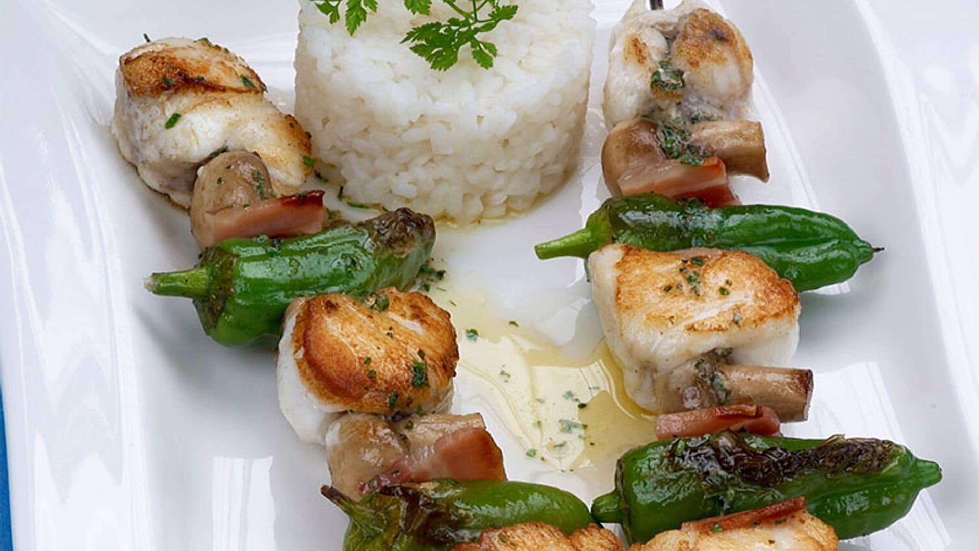 Brochetas de rape con beicon, champiñón y pimientos de Gernika