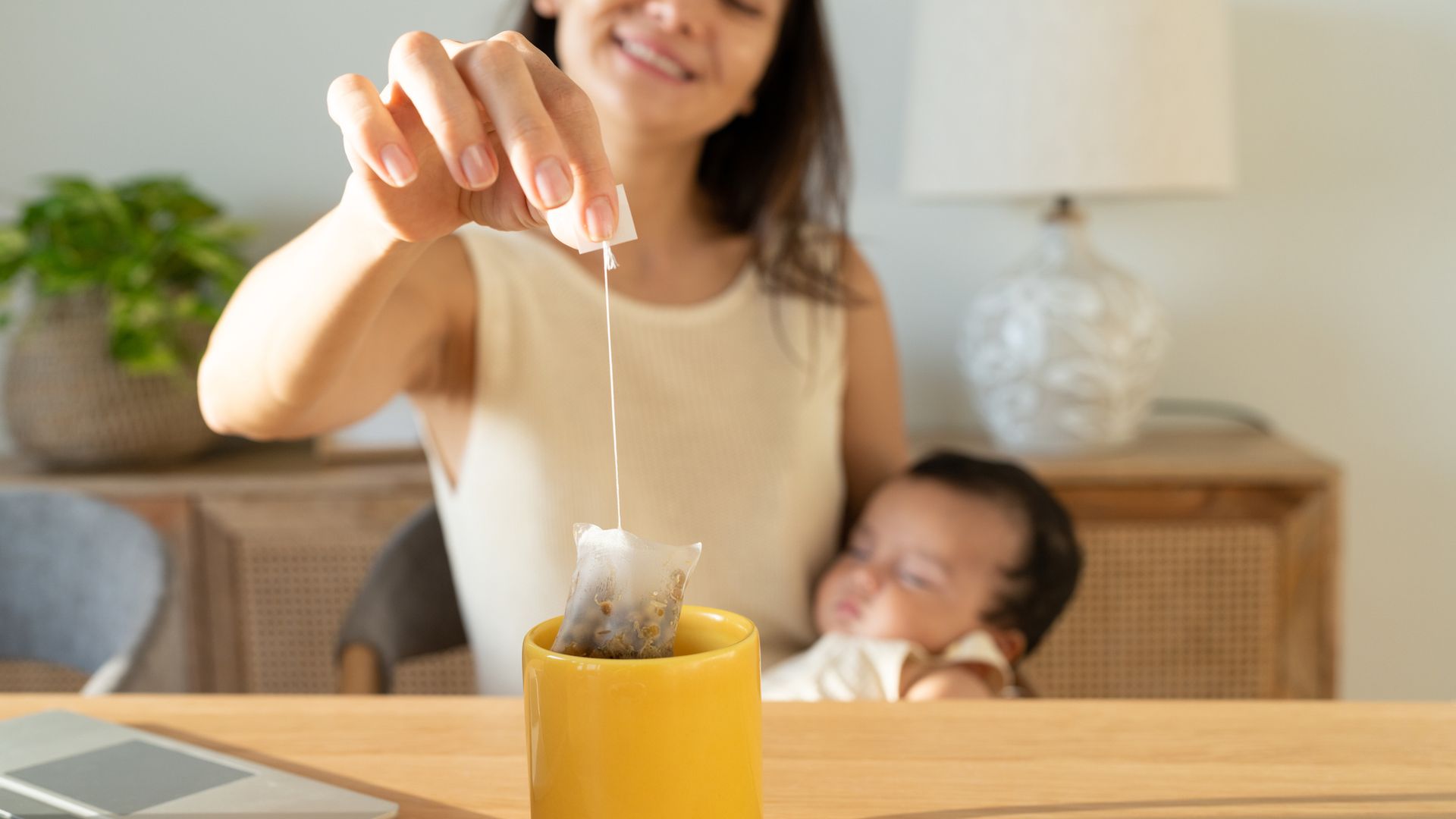 Por qué no dar infusiones caseras a los bebés, según el Dr. Eduardo Junco: "Pueden dar lugar a una grave enfermedad conocida como botulismo"