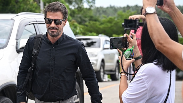 Spanish actor Rodolfo Sancho arrives at court to attend the ruling of his son Daniel Sancho Bronchalo, who is accused of killing Colombian plastic surgeon Edwin Arrieta Arteaga on the island of Koh Pha Ngan in August 2023, at the Koh Samui Provincial Court on August 29, 2024. (Photo by Lillian SUWANRUMPHA / AFP) (Photo by LILLIAN SUWANRUMPHA/AFP via Getty Images)