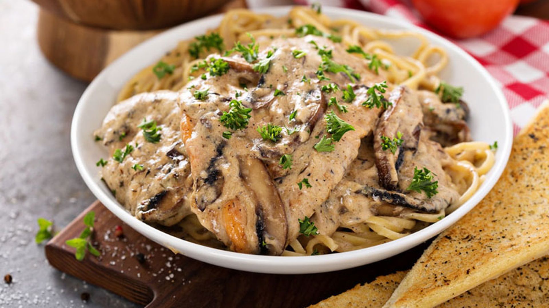Escalopines de pollo al Marsala con pasta