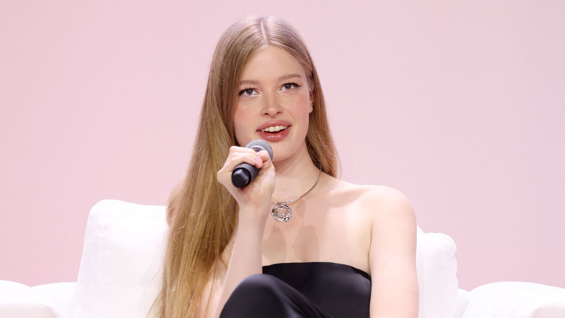 Vivian Jenna Wilson reaccionó incómoda a la pregunta sobre su padre