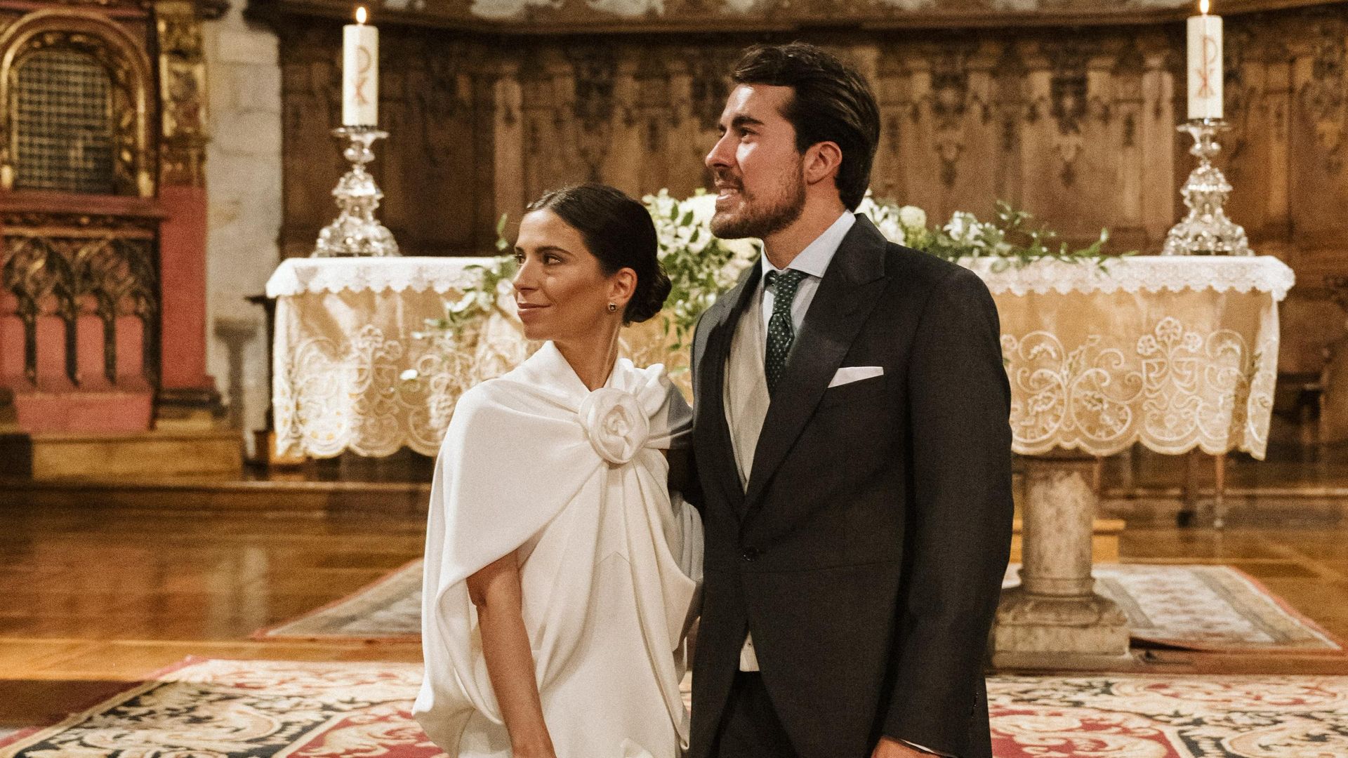 Lucía, la novia que llevó una capa corta y broche floral sobre un vestido sencillo para su boda en Pamplona