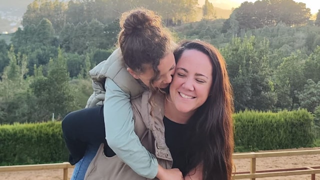Begoña Artiles junto a su hija