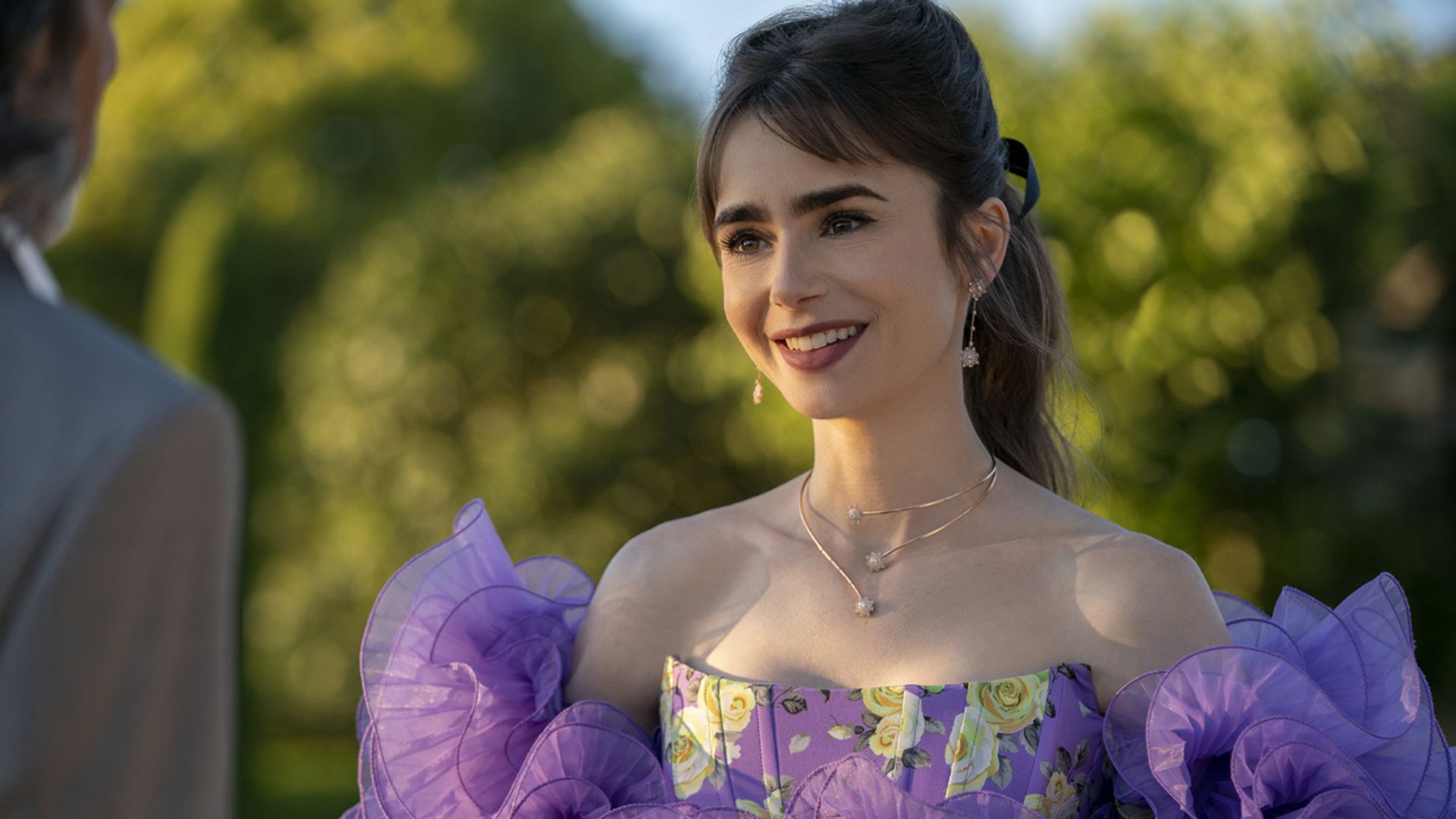 Lily Collins revela cuáles son sus looks favoritos de los que ha llevado en 'Emily in Paris'