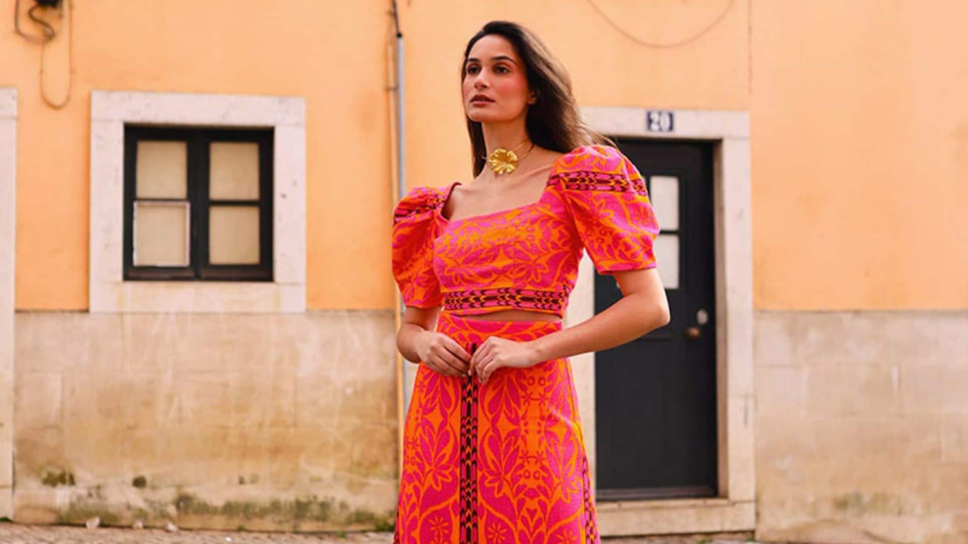 Faldas estampadas que te convencerán como alternativa al vestido en un look de invitada