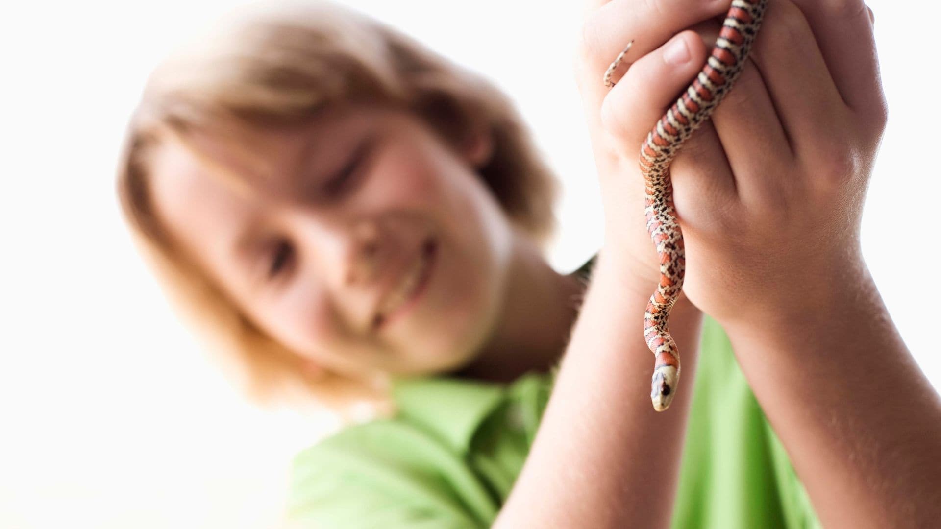 Niño con una culebra