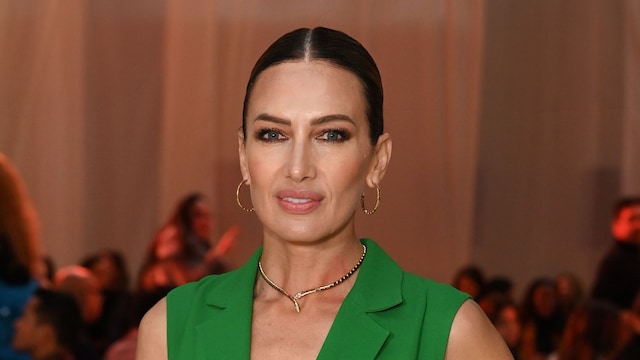 Plano medio de Nieves Alvarez en un show de la Semana de la Moda de París