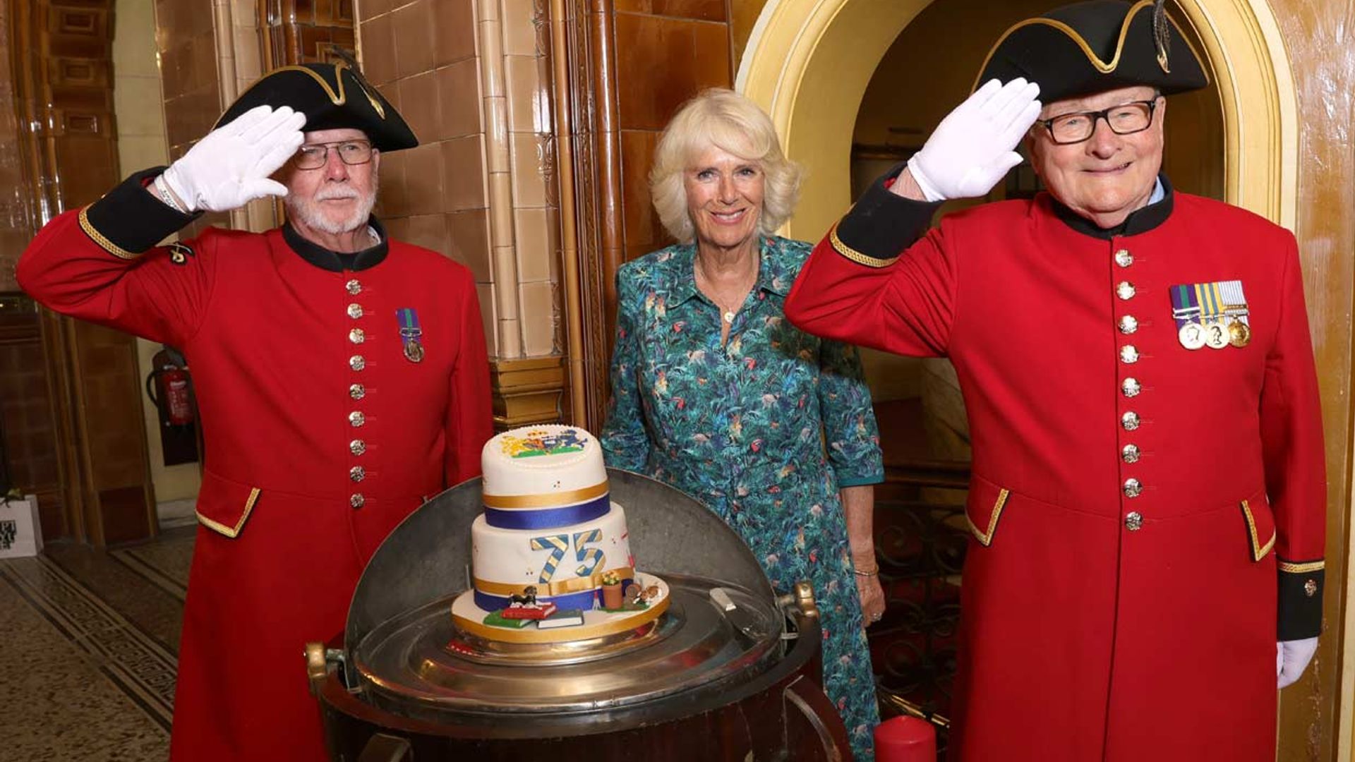 Camilla se adelanta a su 75º cumpleaños con una tarta hecha por su nieta y un recuerdo al duque de Edimburgo
