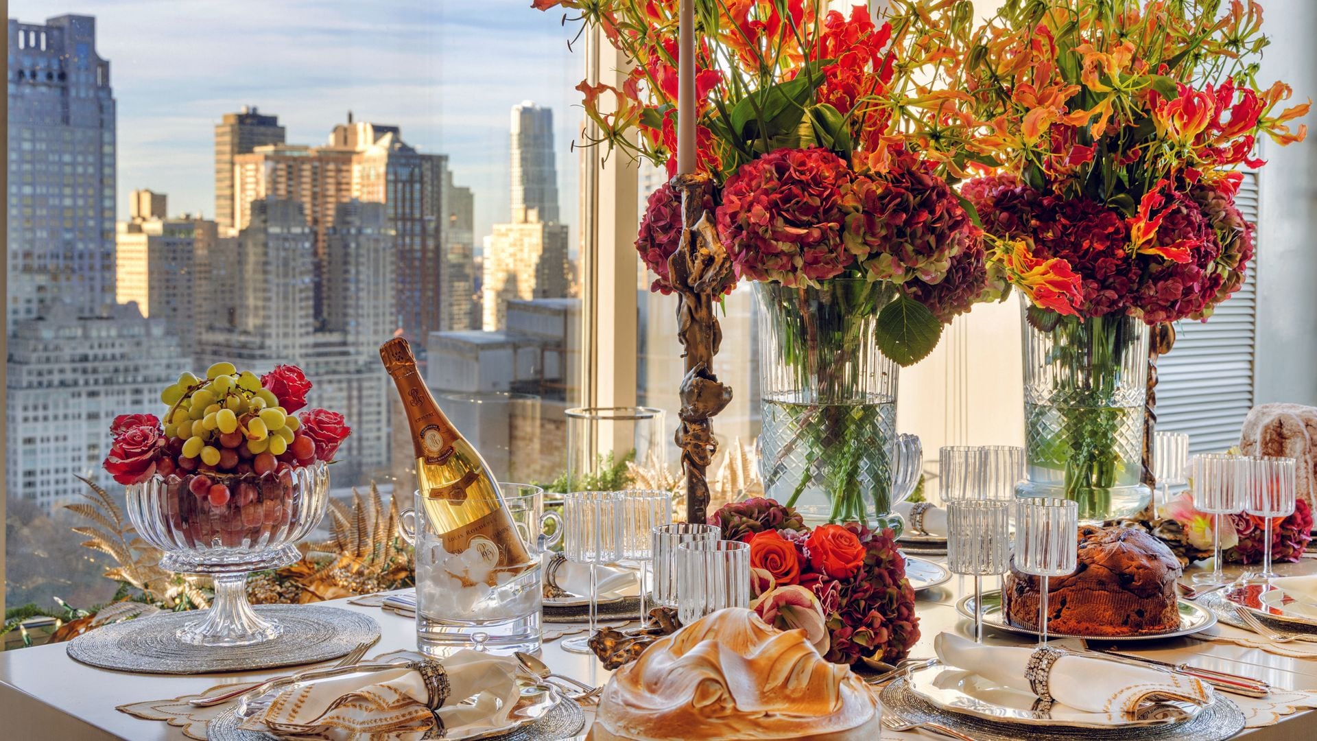 MÁGICA NAVIDAD CON LA DISEÑADORA DE LAS ESTRELLAS CELIA KRITHARIOTI EN SU IMPRESIONANTE CASA DE NUEVA YORK, CON VISTAS A CENTRAL PARK