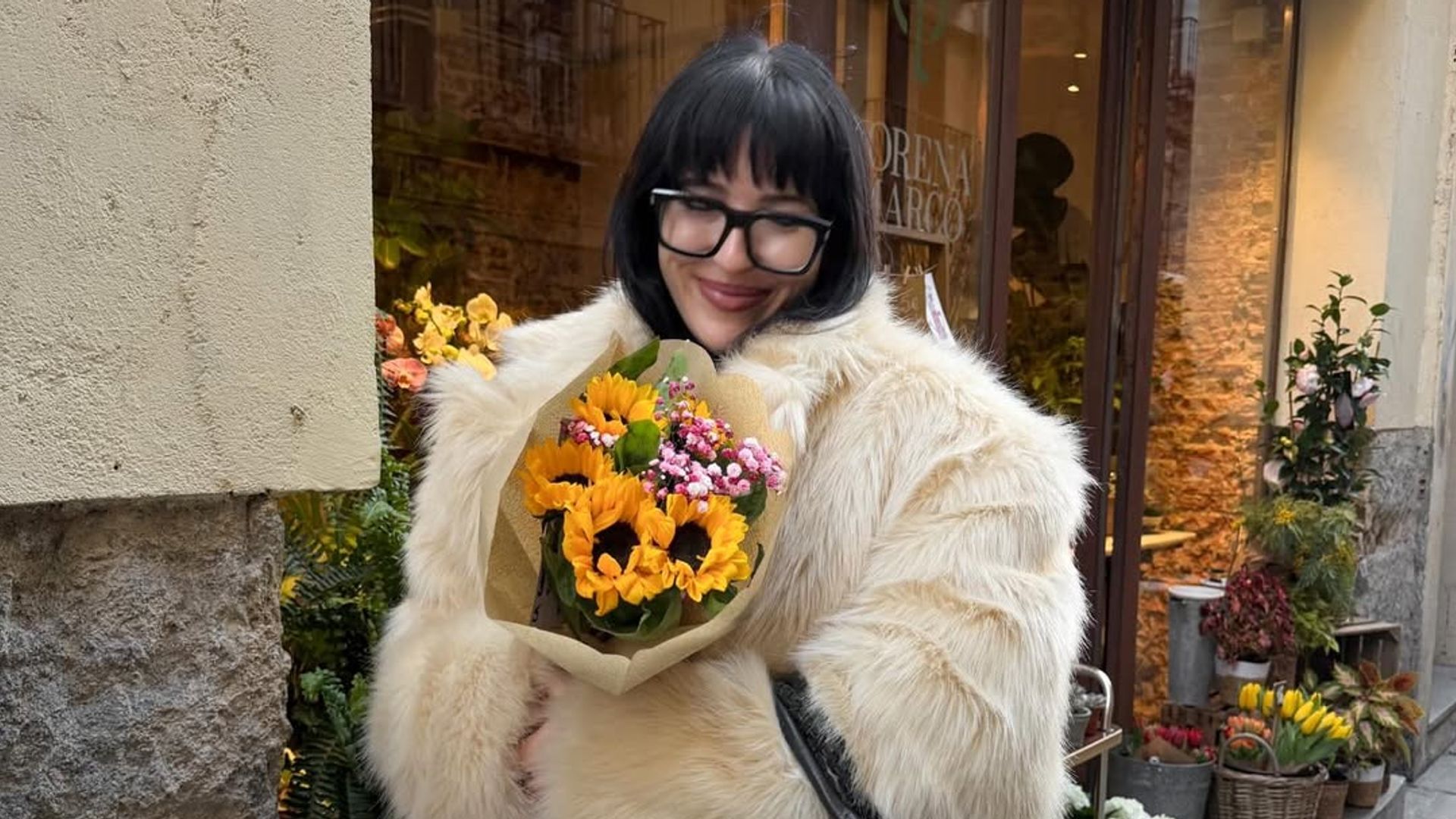 Alba Díaz vuelve a Madrid con flequillo nuevo y 6 looks tendencia en una semana enfocada en la reforma de su primer piso