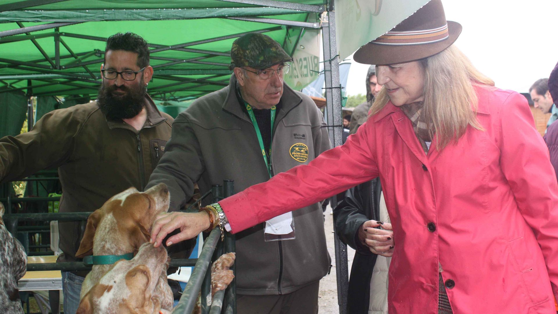 Simpática imagen de la infanta Elena acariciando un perro 