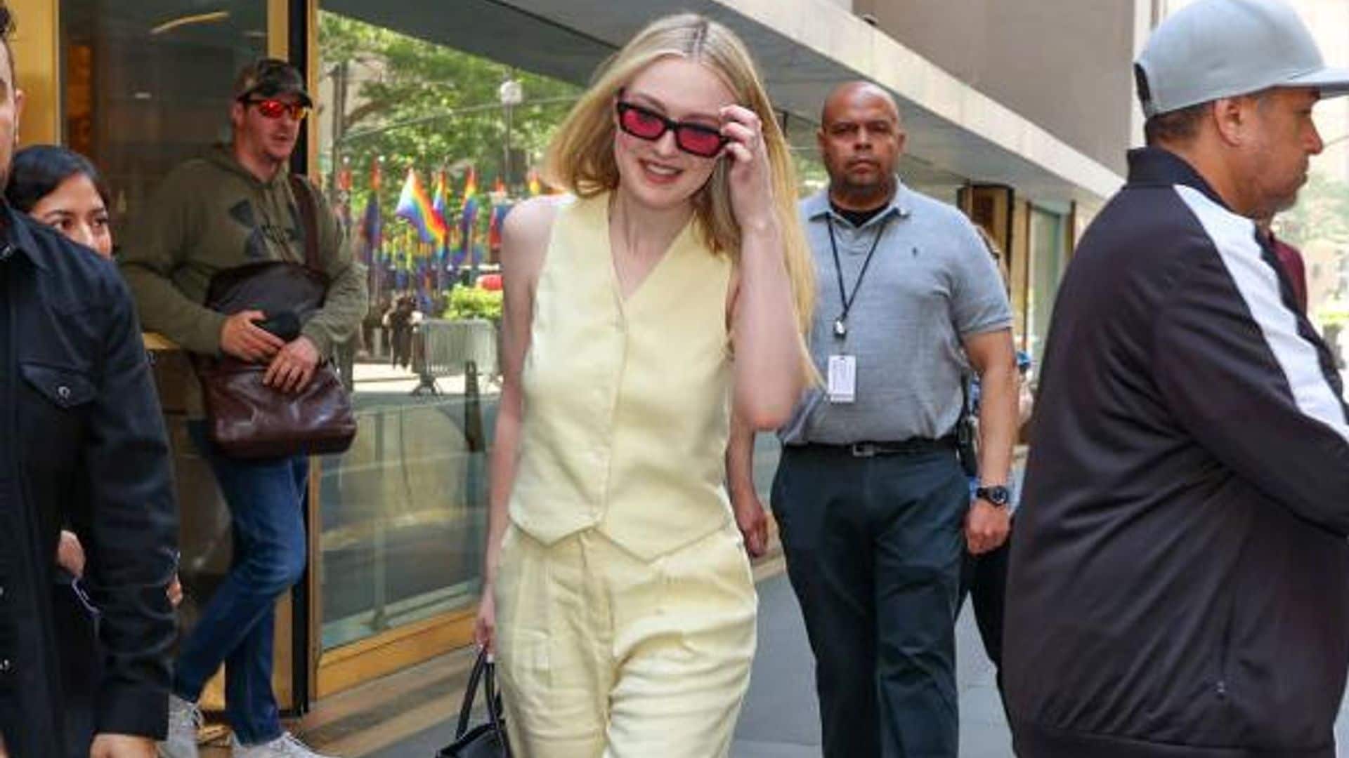 Dakota Fanning apuesta por el color del verano: el amarillo mantequilla