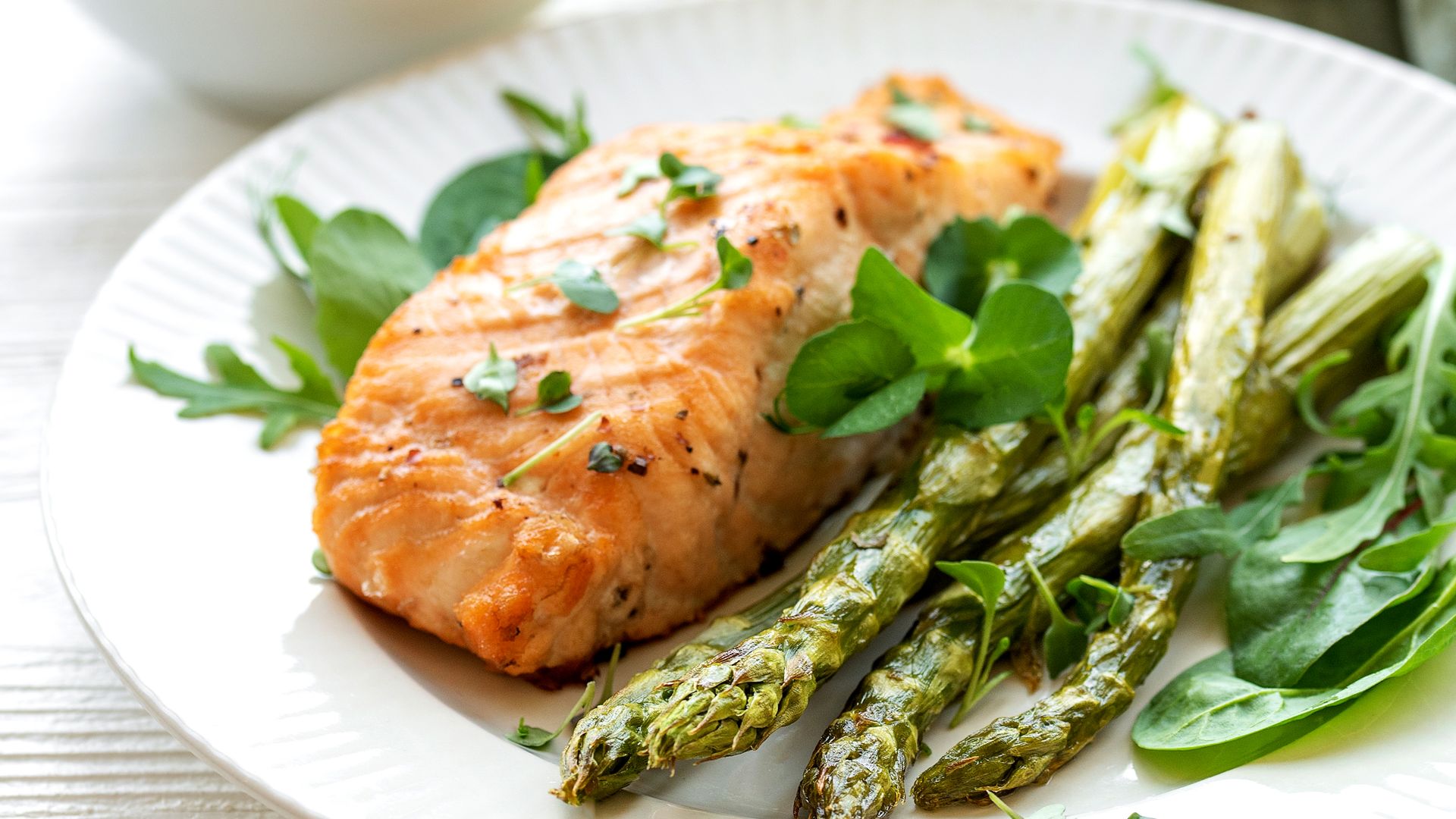 Irresistible y muy sencillo: cómo mejorar tu salmón al horno con un sencillo gesto