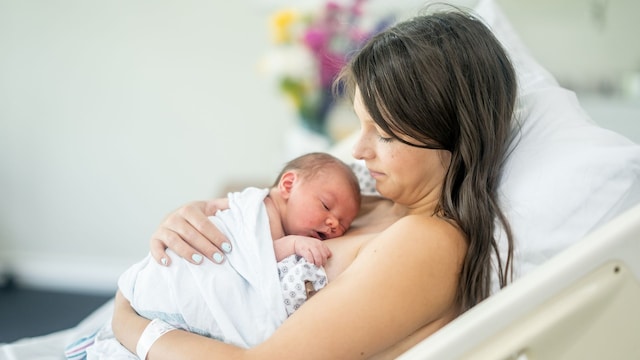 Madre y su bebé recién nacido hacen el piel con piel tras el parto