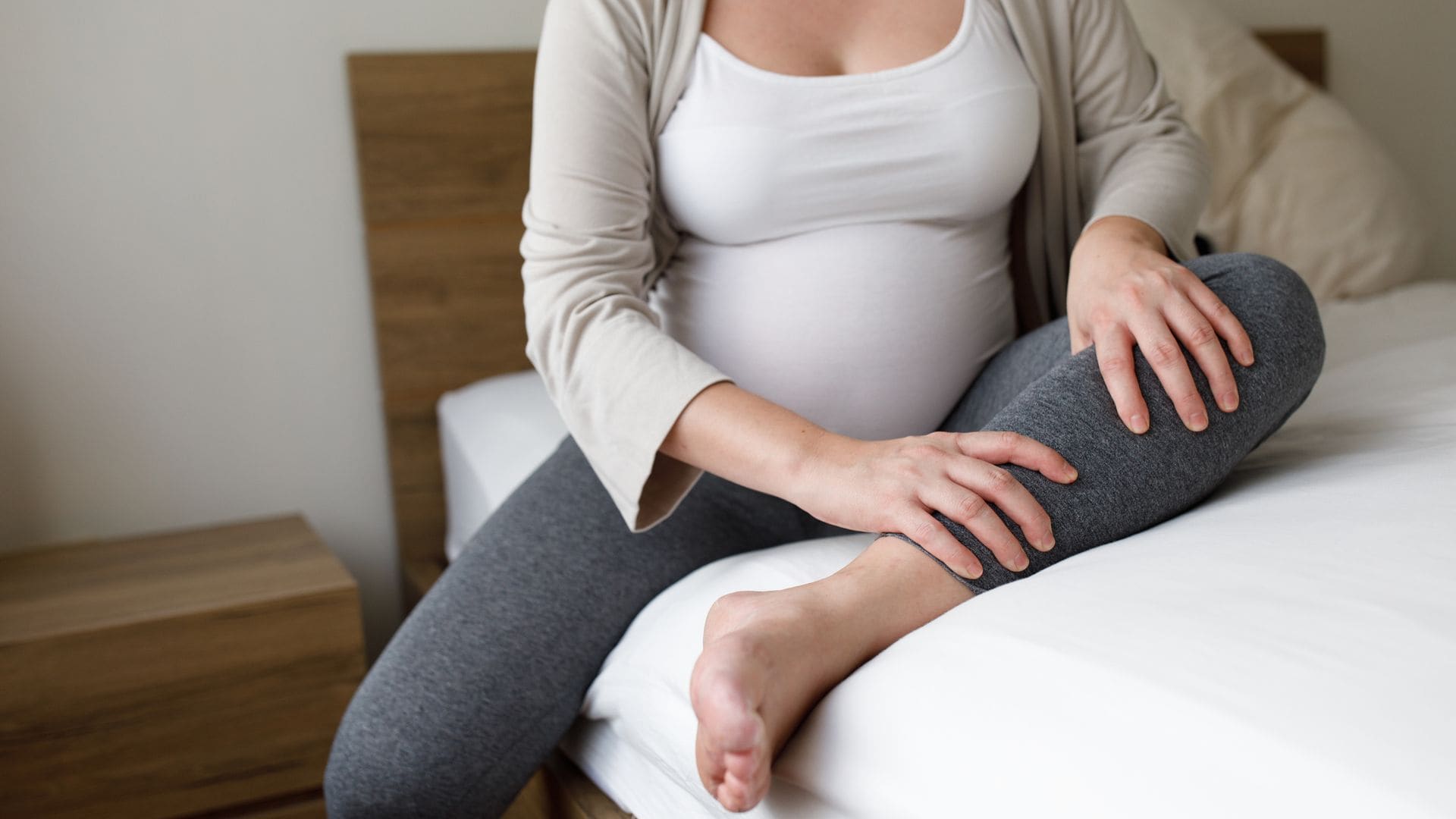 Mujer embarazada con dolor de piernas