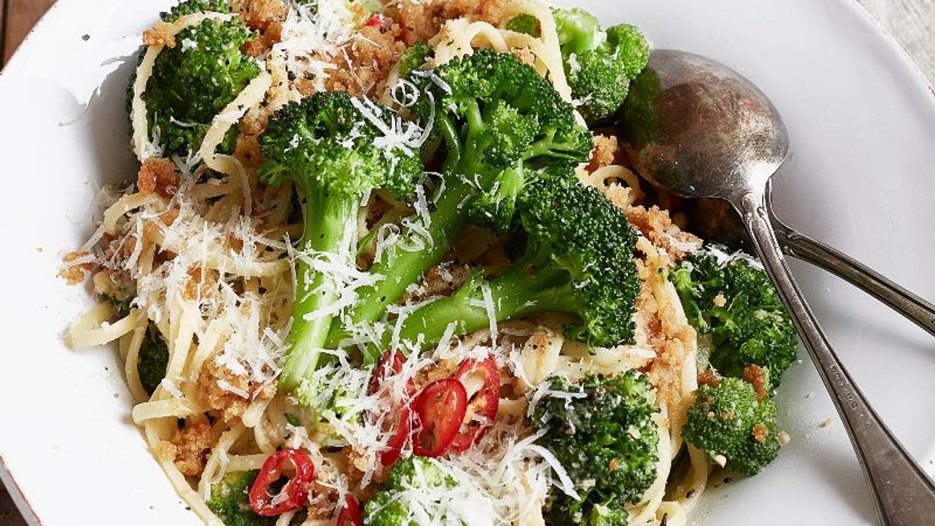 Espaguetis picantes con brócoli y queso