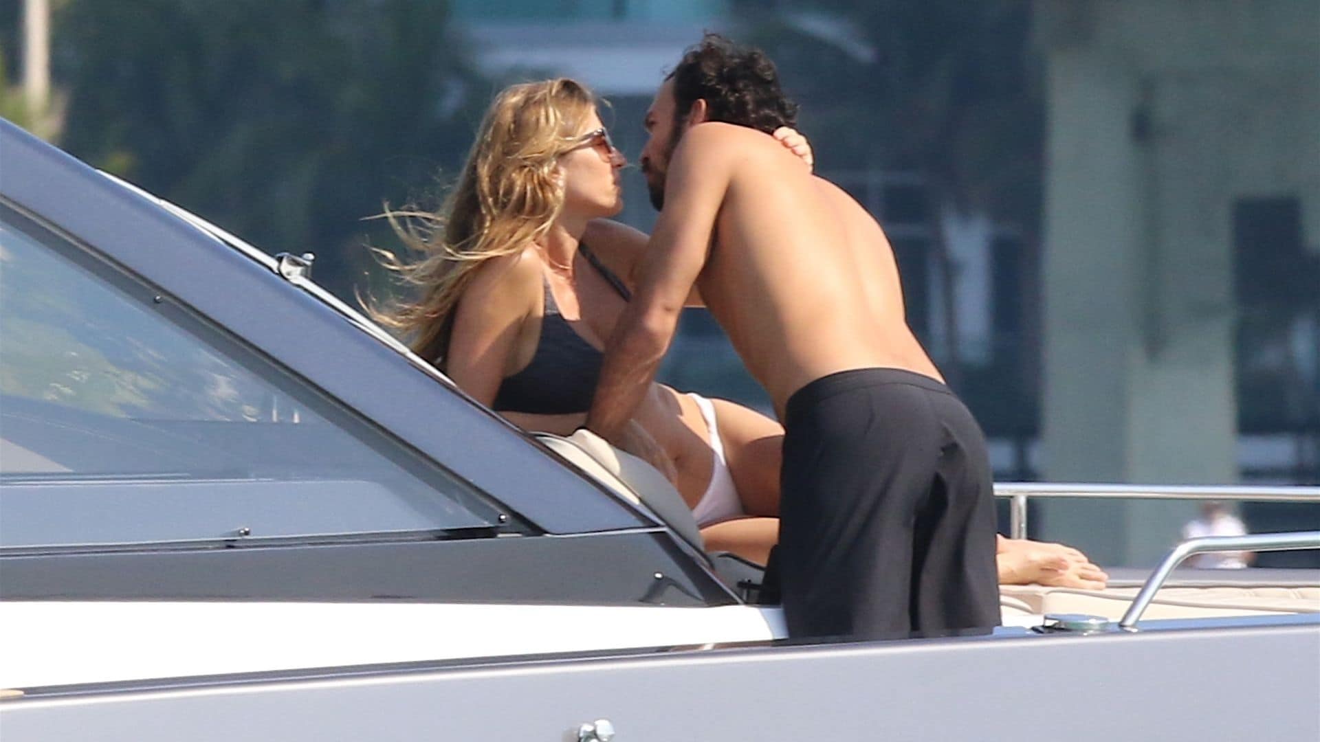 Gisele Bündchen presume su figura en bikini en un romántico momento con Joaquim Valente