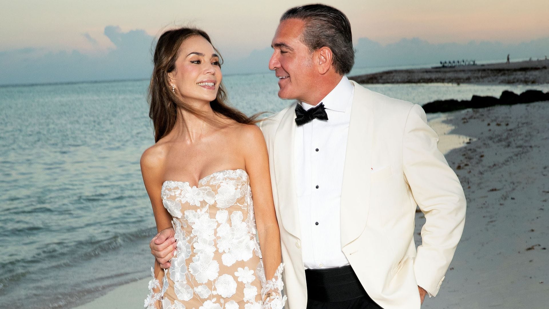 EXCLUSIVA. ​​​​​​​​​​​​​​Entramos en la espectacular boda caribeña de Gigi Sarasola y Sara Zaldívar: todas las fotos, los detalles y las anécdotas