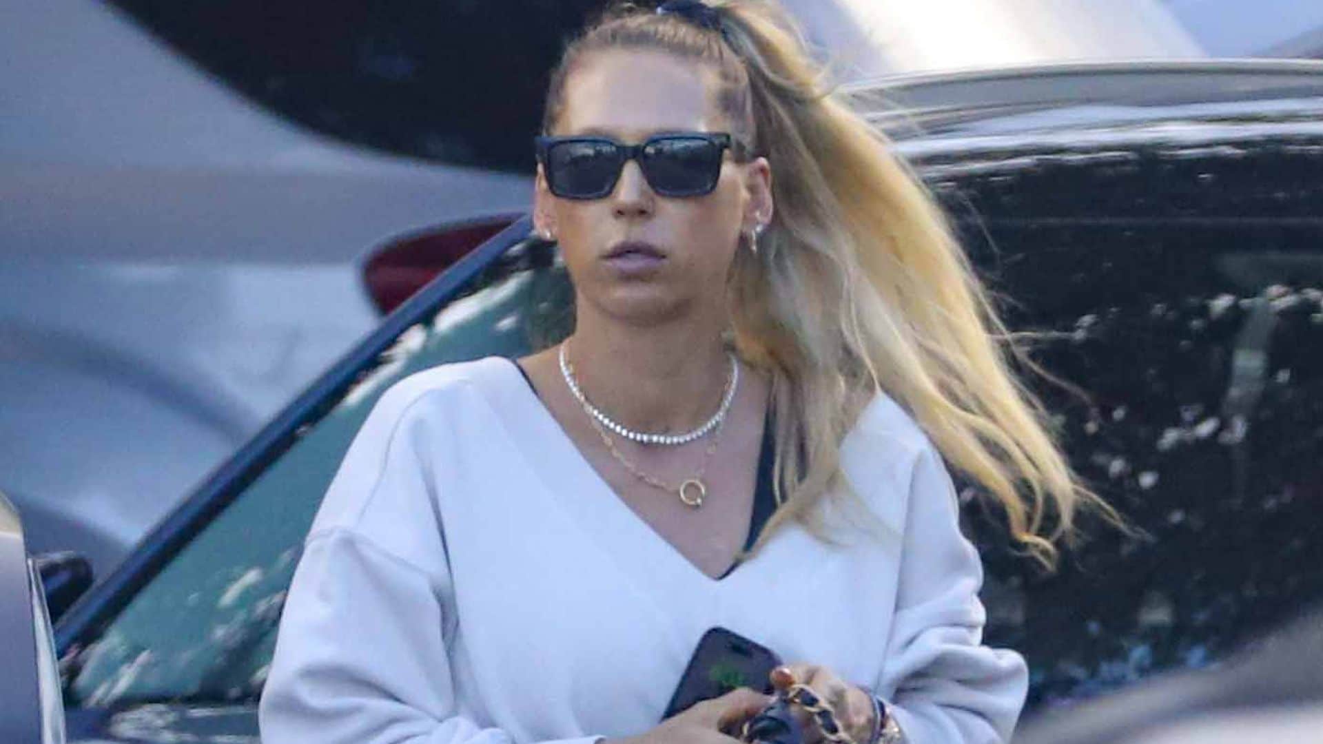 Anna Kournikova fue captada en Miami mientras cumplía sus deberes como mamá.