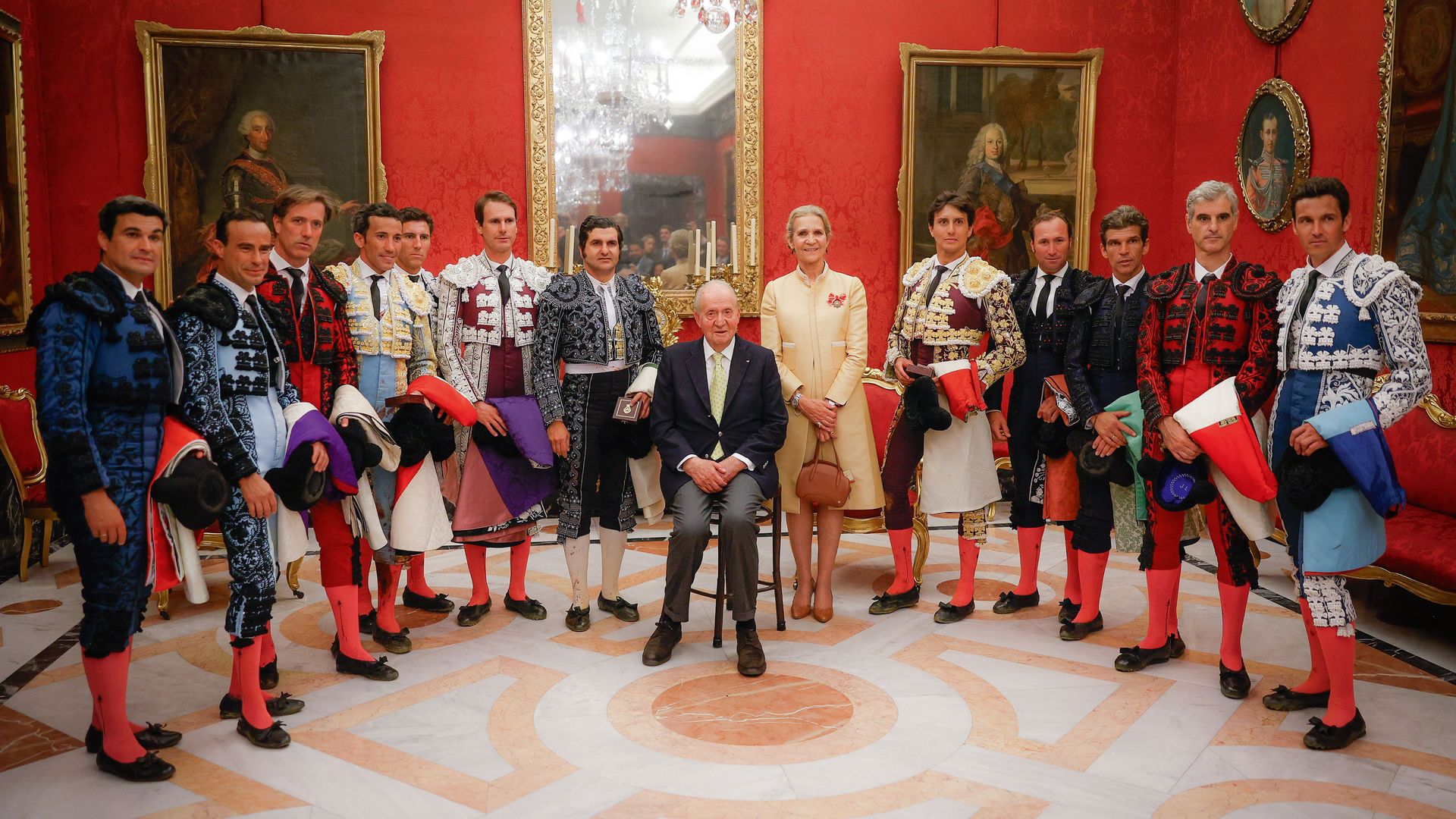 El rey Juan Carlos I y la Infanta Elena en el encuentro con los toreros