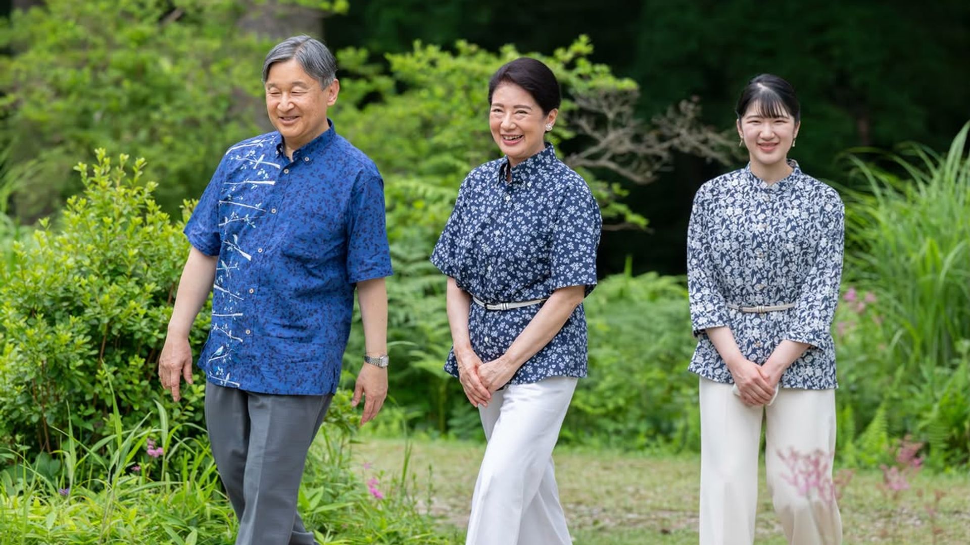Los emperadores Naruhito y Masako, junto a su única hija, la princesa Aiko, reciben a la prensa en su tradicional retiro de verano