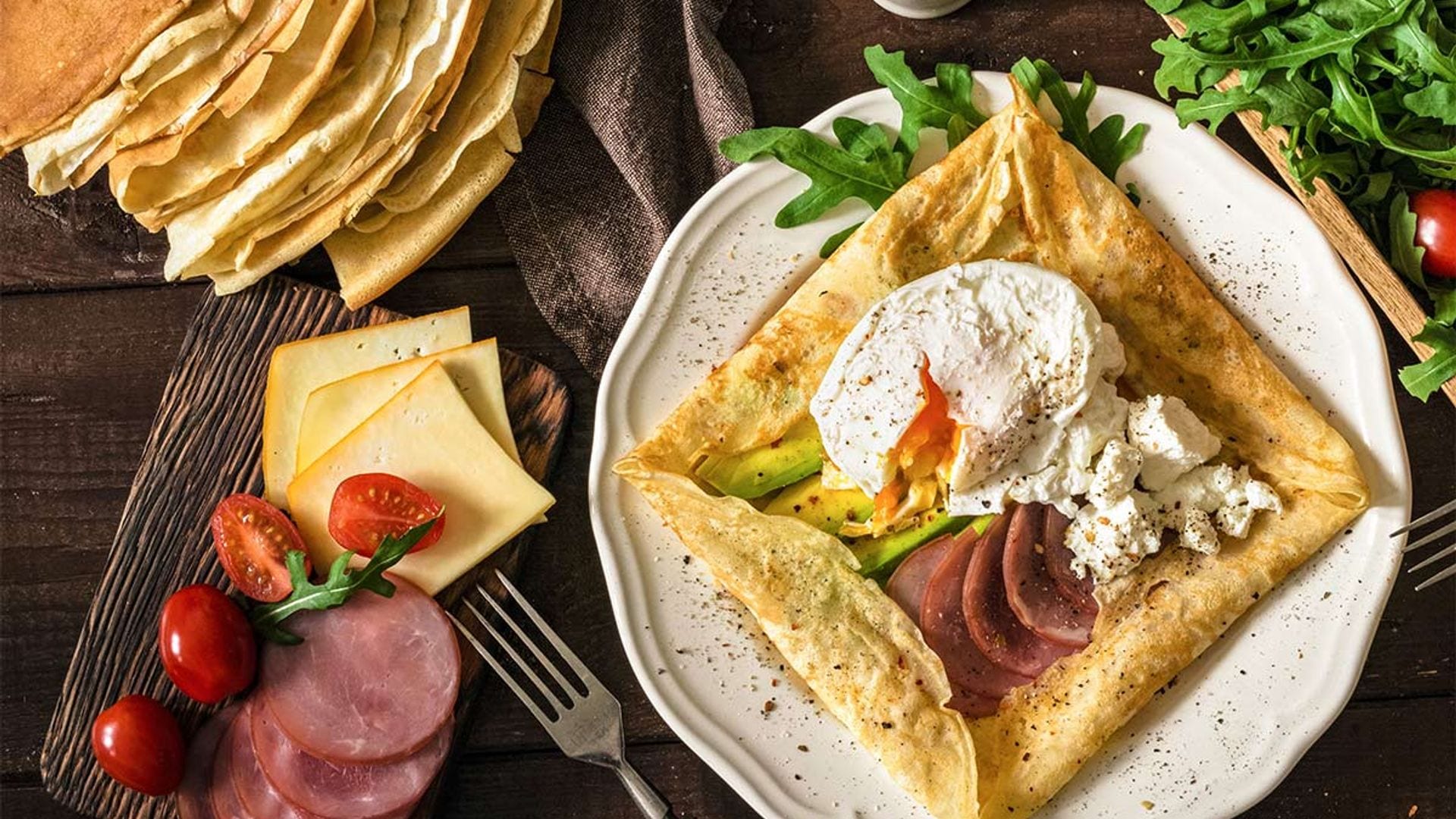 'Galette' rellena de pastrami, aguacate, queso y huevo poché