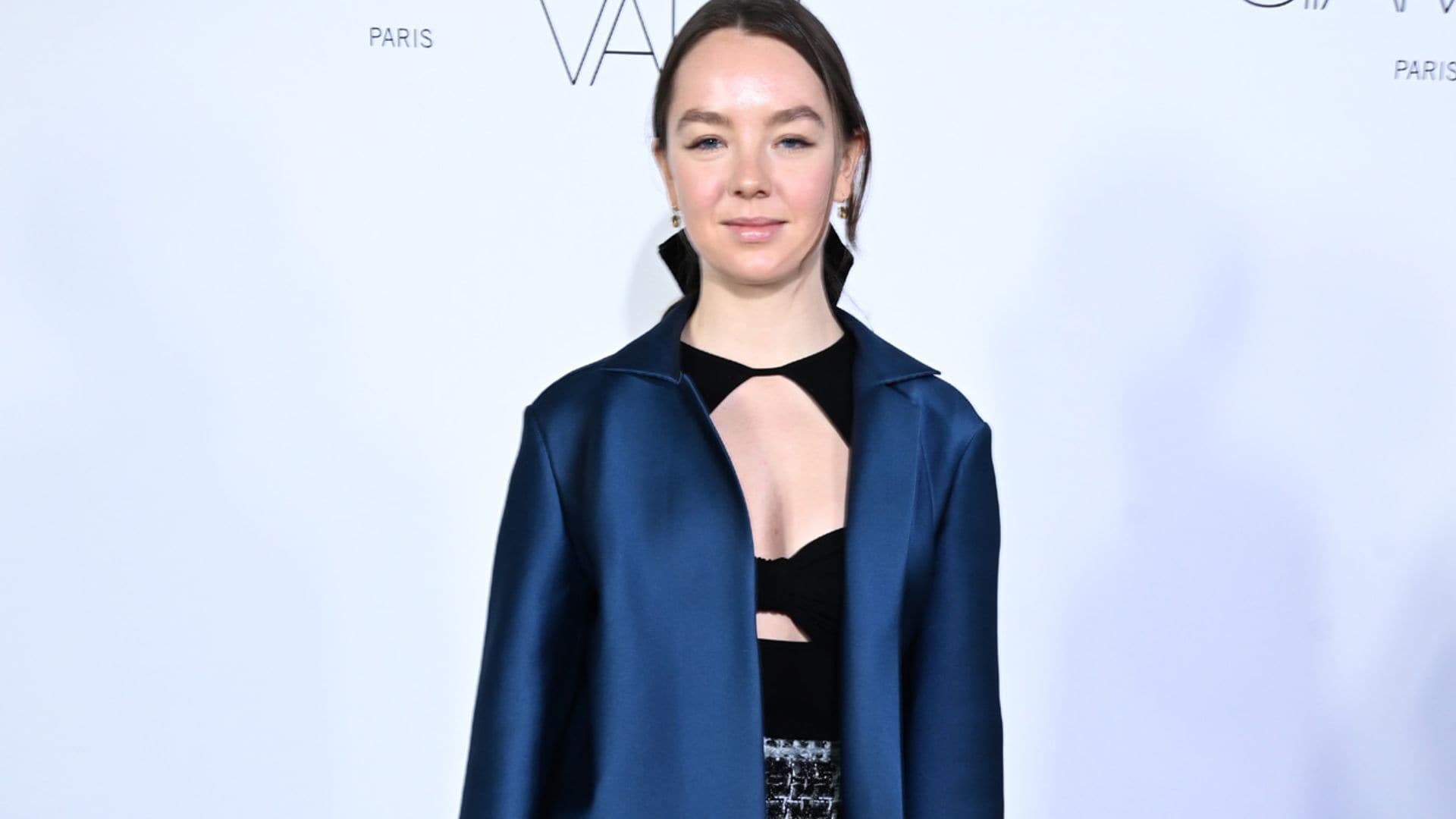 El look 'lady' más rompedor de Alejandra de Hannover: top con aberturas y minifalda de tweed