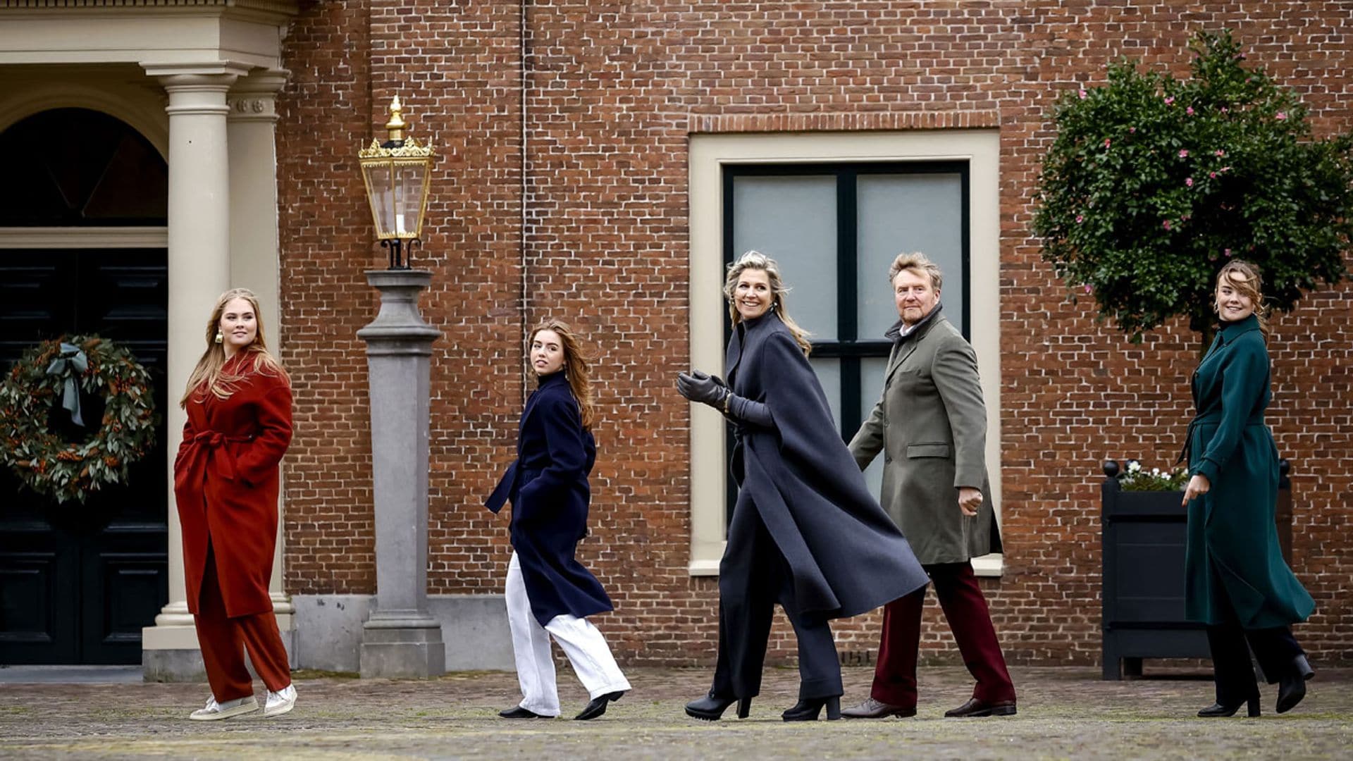 La coordinación de Máxima y sus hijas con unos abrigos de colores y pantalones anchos en La Haya