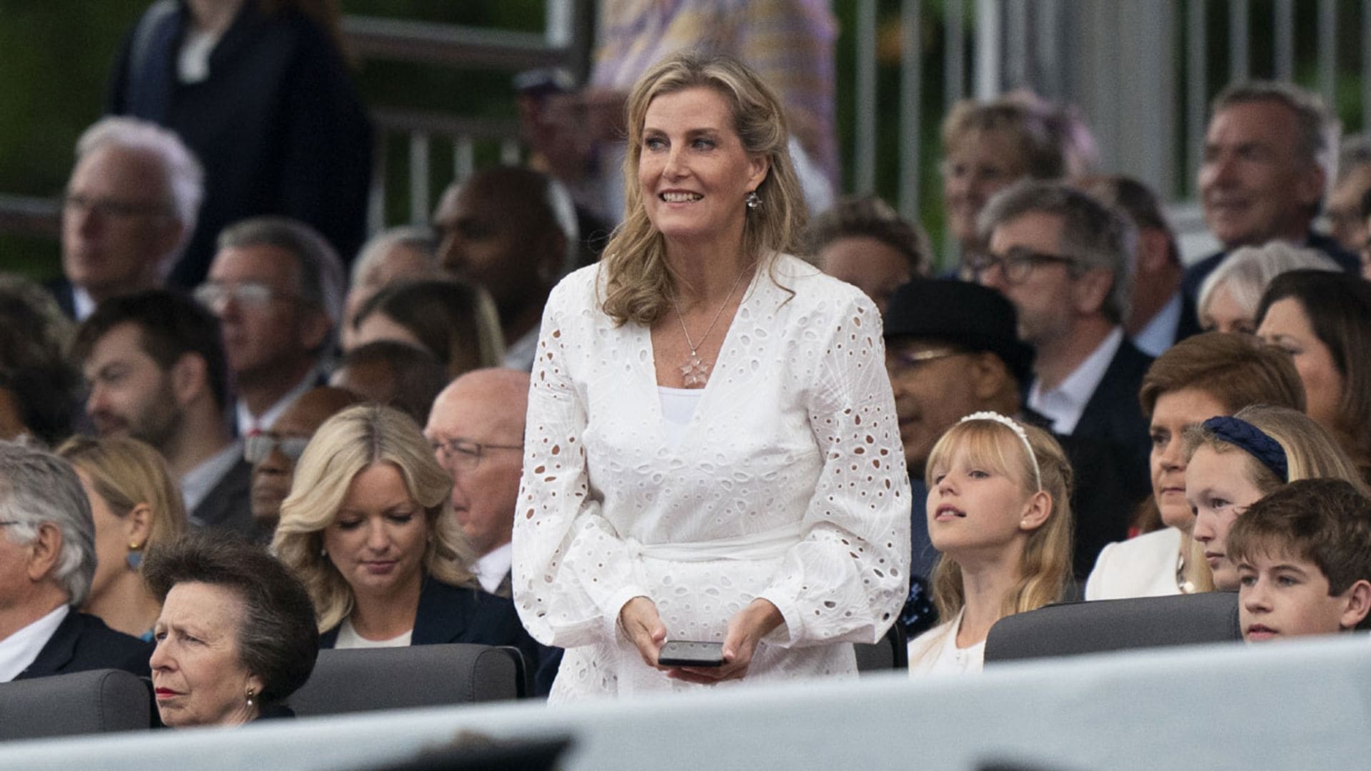 Un vestido ibicenco y otras prendas de Zara que han lucido las 'royals' durante el Jubileo