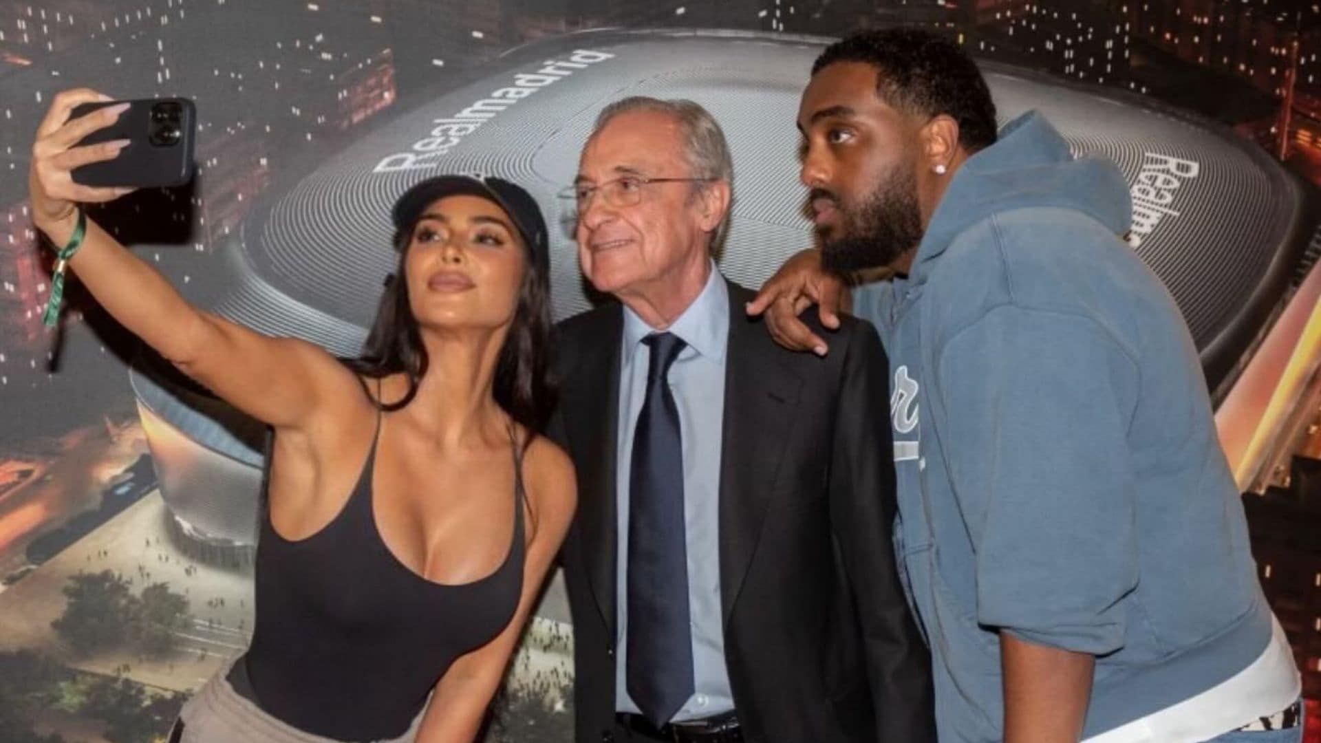 Kim Kardashian asistió en el Santiago Bernabéu al partido de Liga que disputaron el Real Madrid y el Real Valladolid. Al término del encuentro, la empresaria e influencer estadounidense se fotografió junto al presidente Florentino Pérez