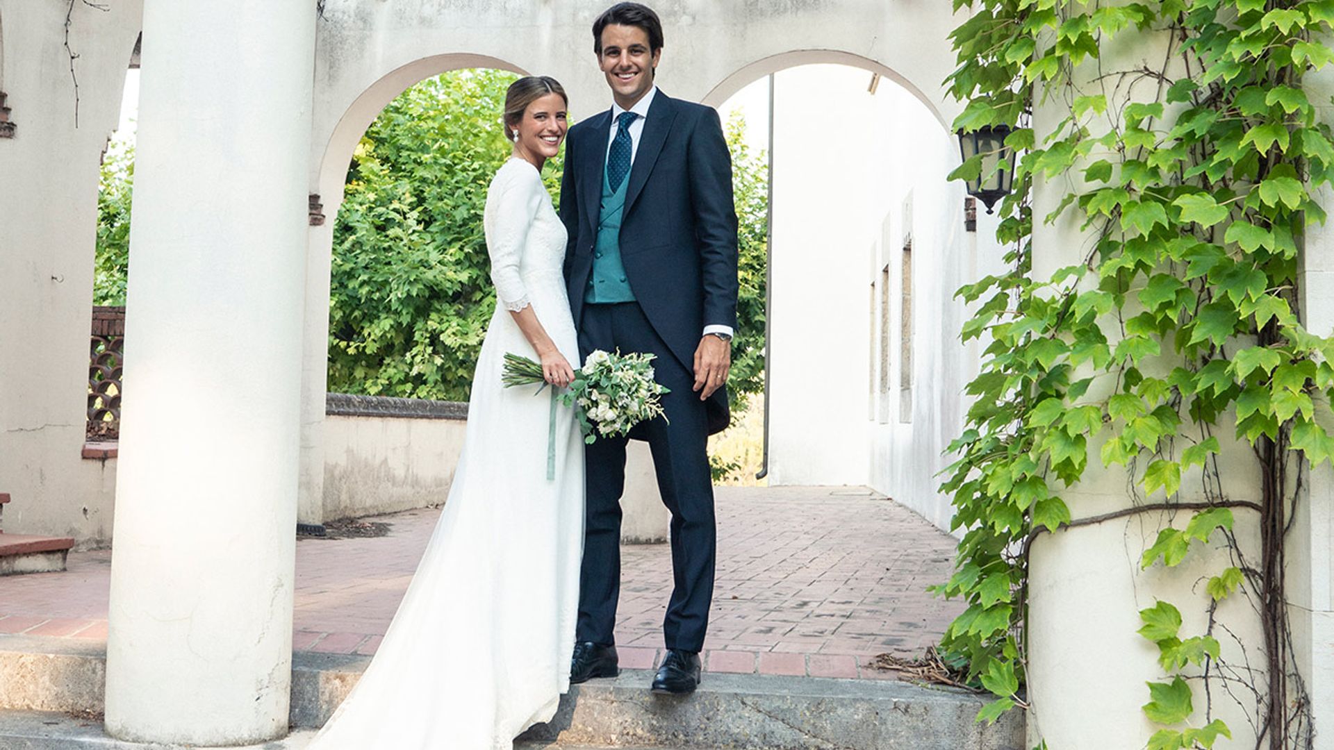 La boda de Clara en Barcelona, la novia del vestido con encaje 'vintage' y espalda lágrima