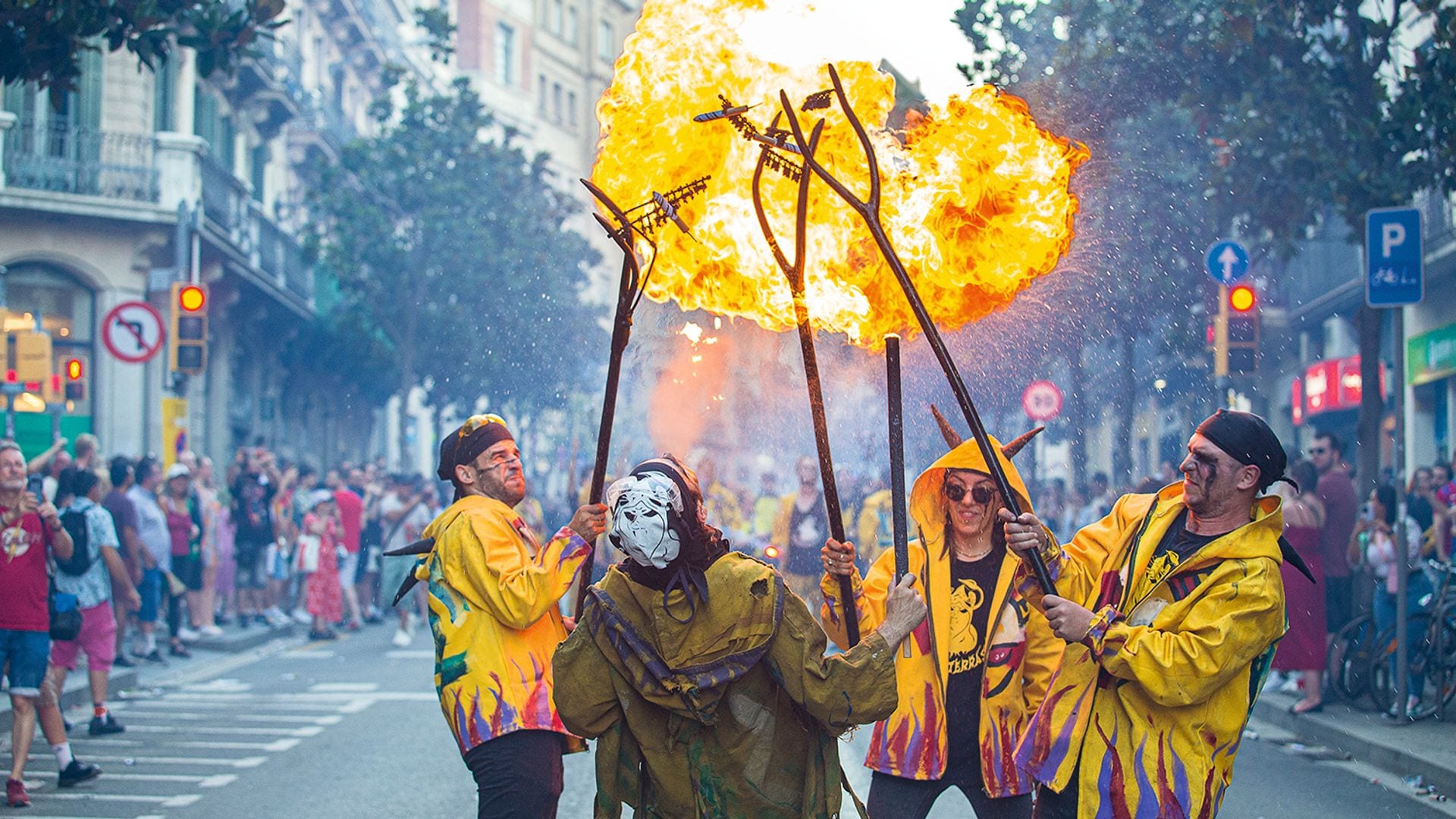 Los espectaculares 'correfocs' en las fiestas de Gràcia en Barcelona