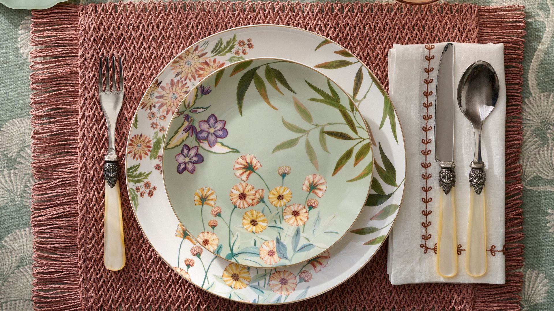 Decora tu casa con flores: la tendencia decorativa que conquista cojines, paredes y vajillas 