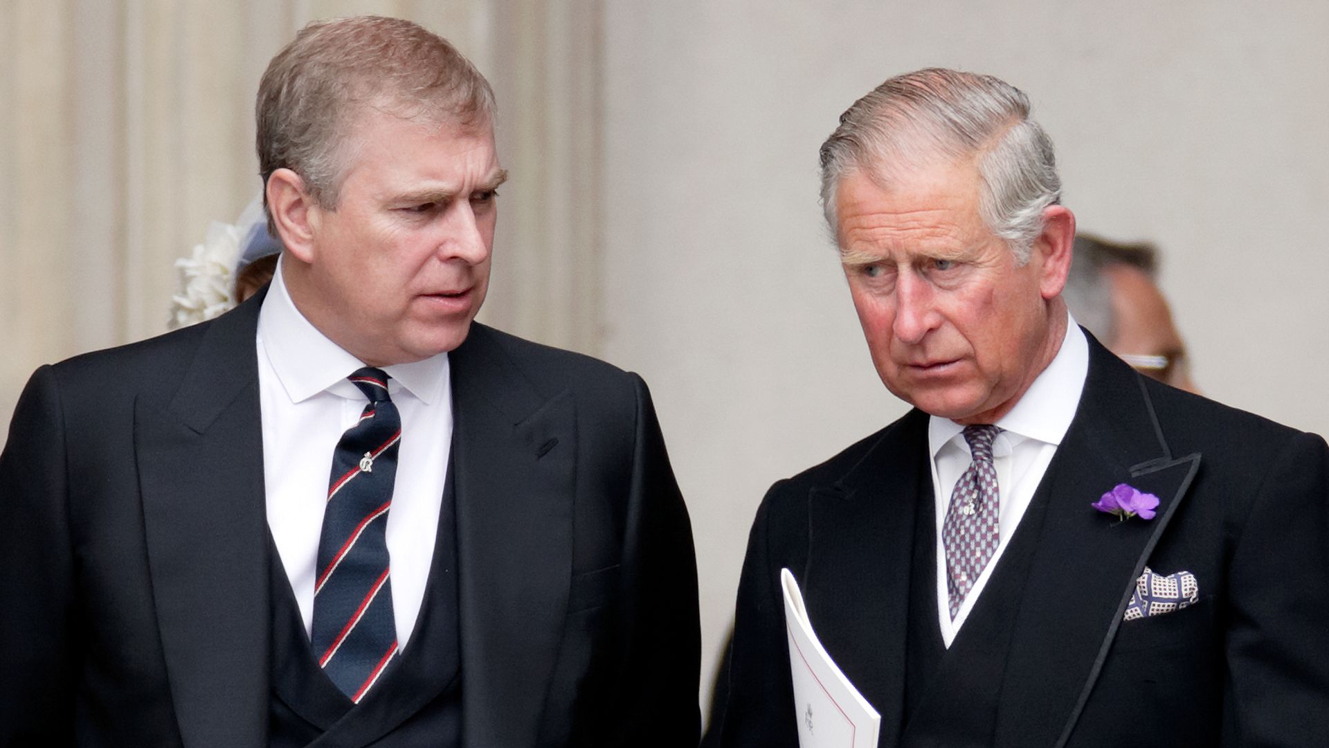 Andrés Mounbatten-Windsor con el rey Carlos III