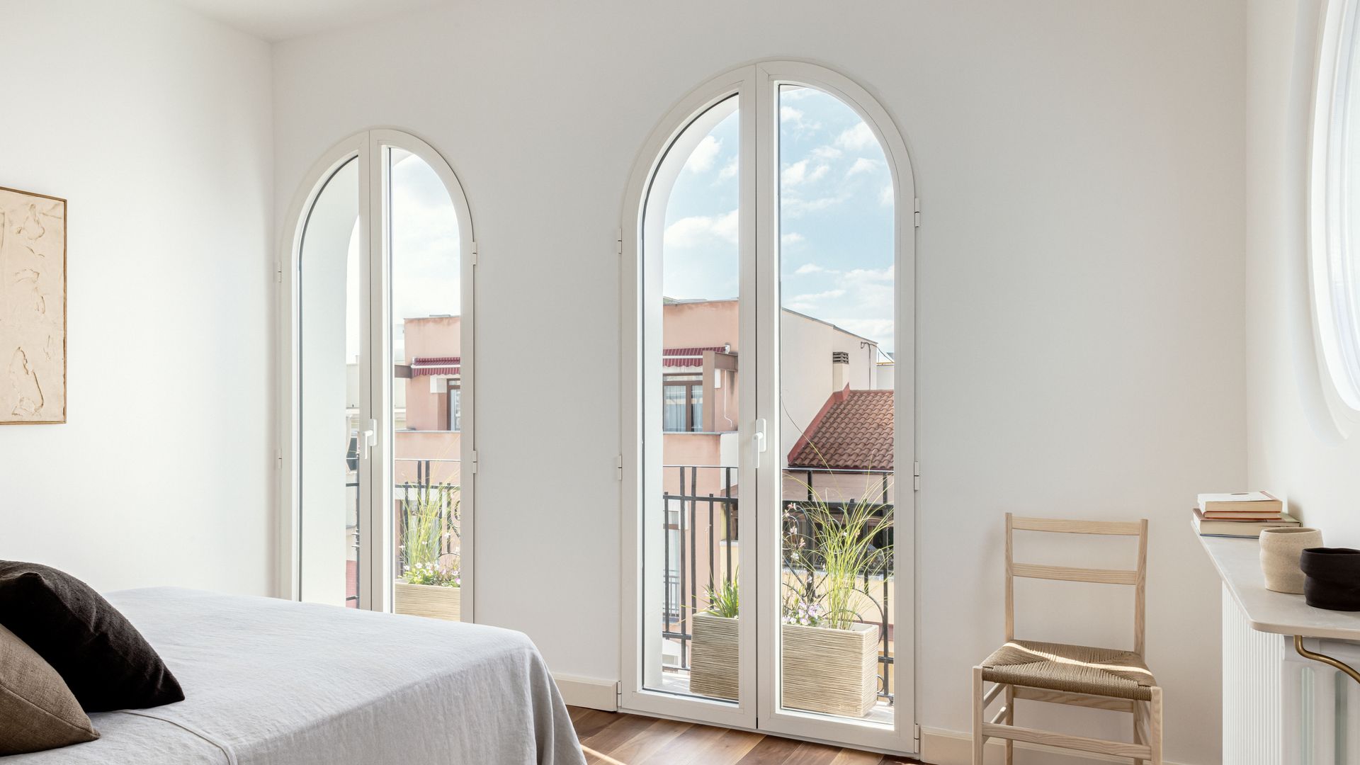 Dormitorio con ventanales