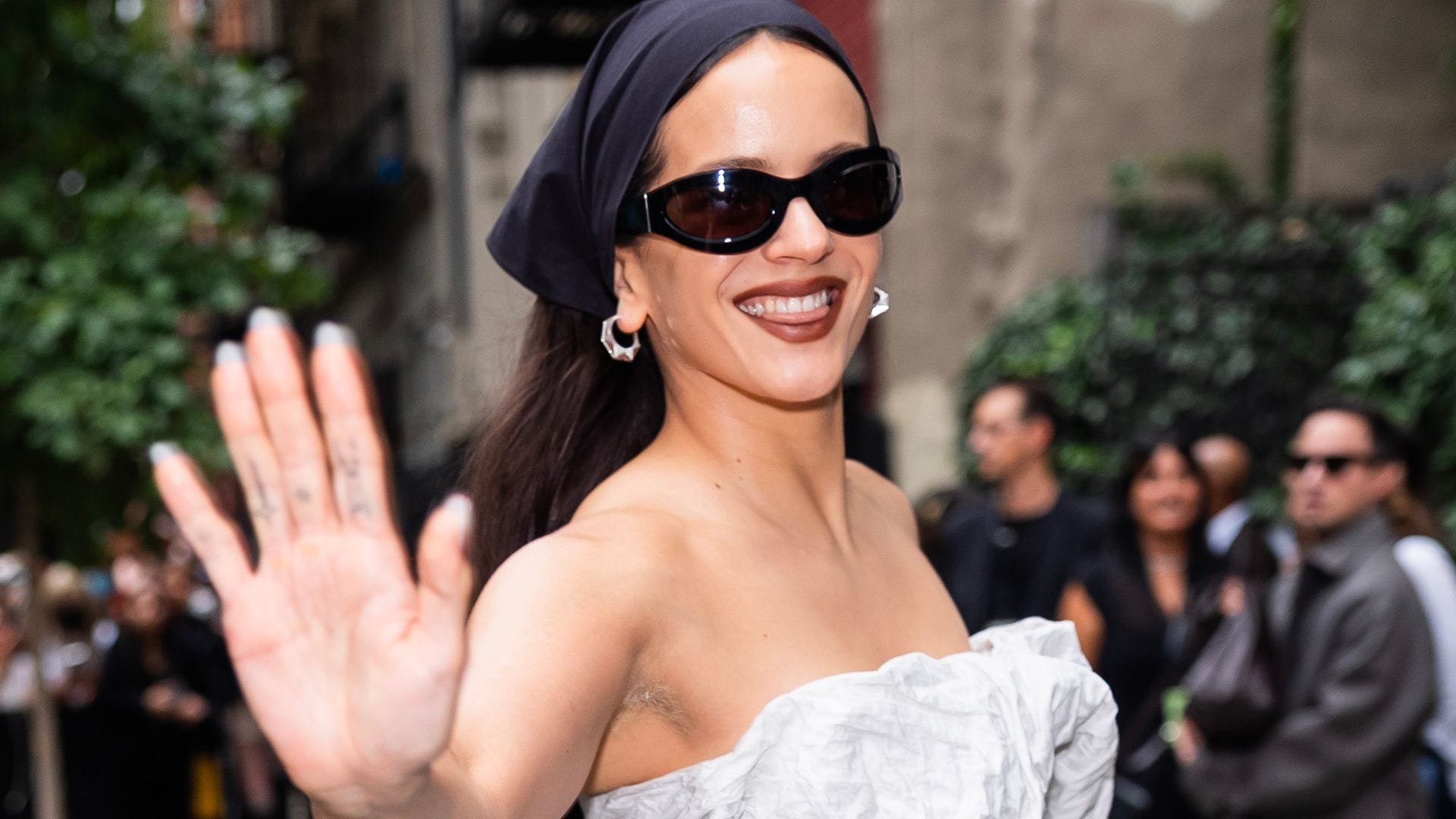 Rosalía en la Semana de la Moda de Nueva York con vestido palabra de honor blanco