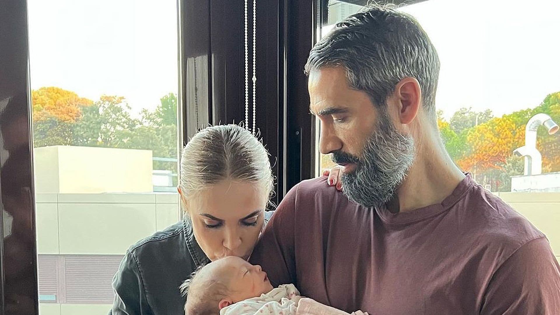 Las primeras imágenes de Fernando Sanz e Ingrid Asensio como abuelos posando felices con su nieta